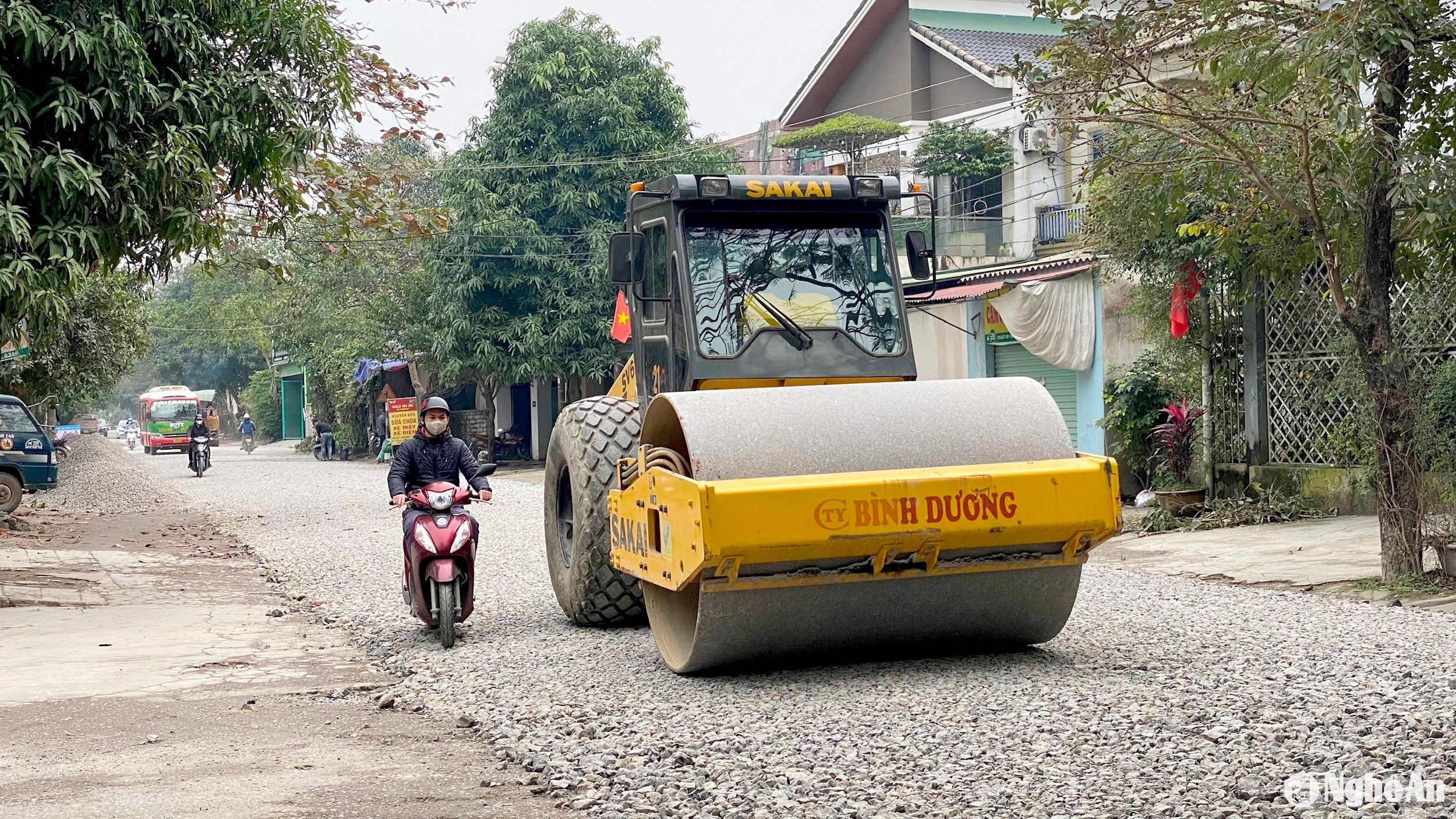 Lực lượng chức năng tu sửa đường Nguyễn Gia Thiều ảnh Quang An