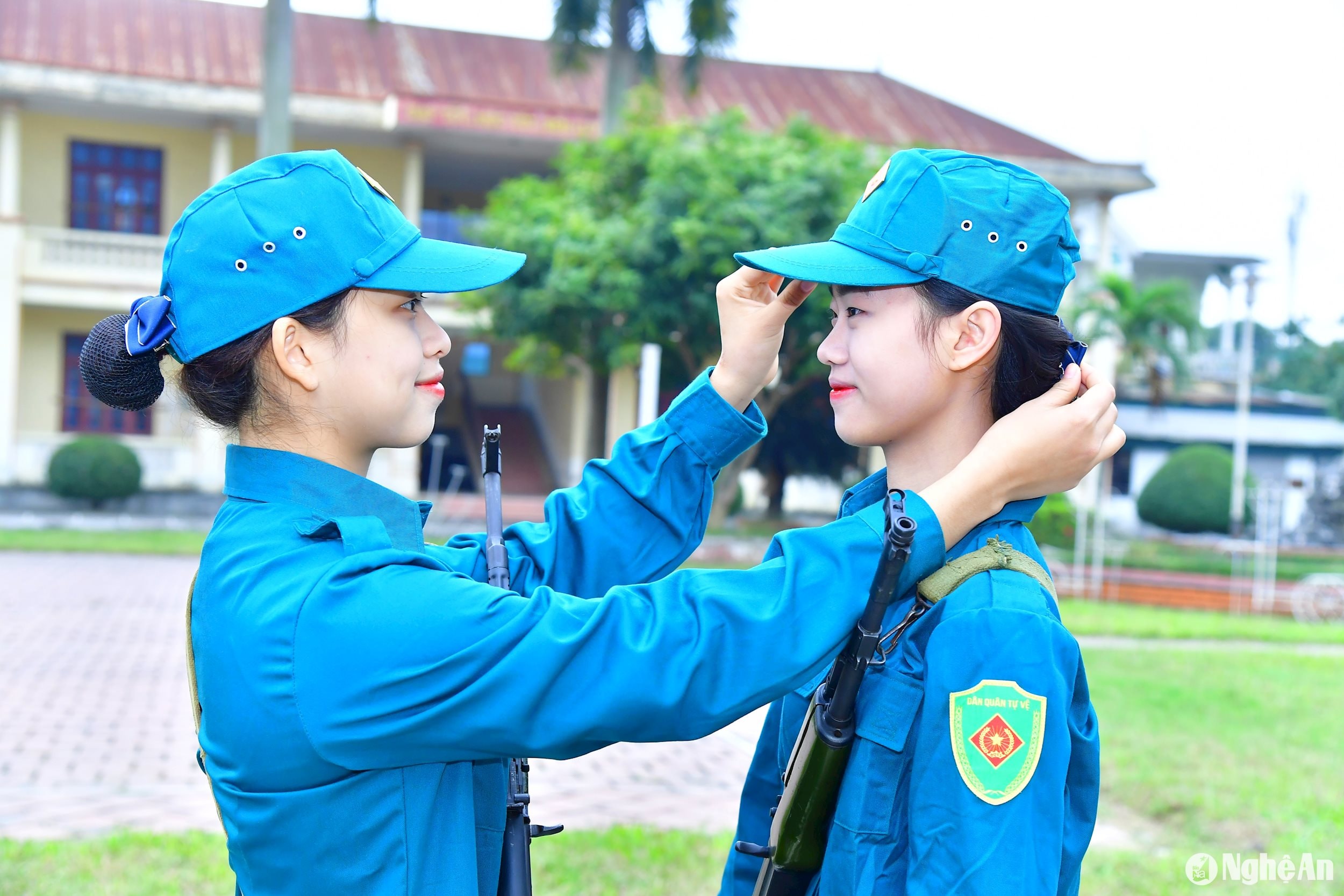 Từ nhiều miền quê tụ hội về đây, chỉ trong thời gian ngắn, các nữ dân quân đã trở nên thân thiết, sẵn sàng hỗ trợ nhau trong quá trình luyện tập cũng như trong sinh hoạt hàng ngày.