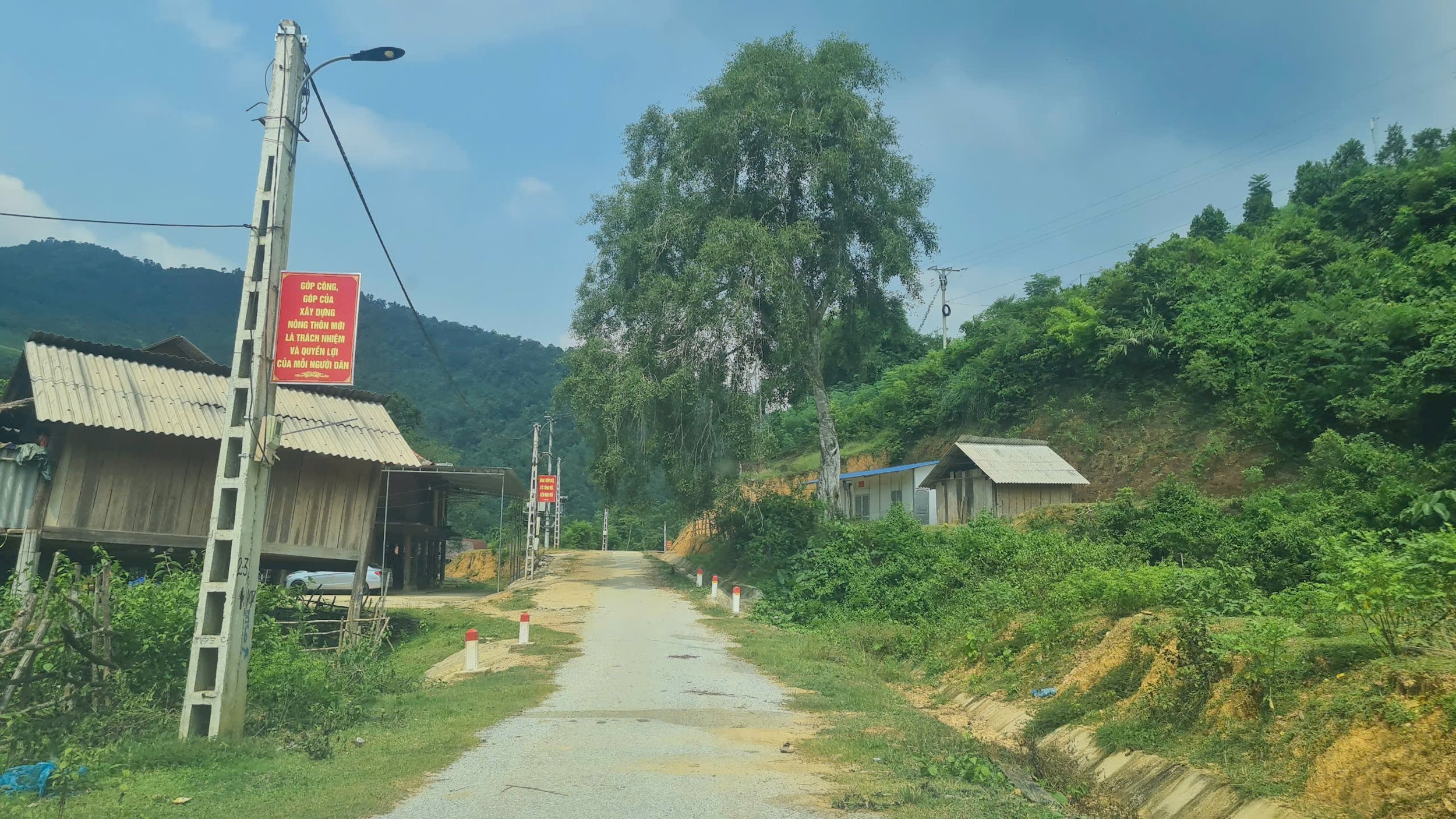 Đường điện chiếu sáng dọc trục đường trung tâm bản Xốp Kha được lắp đặt nhờ kêu gọi xã hội hoá Ảnh HT