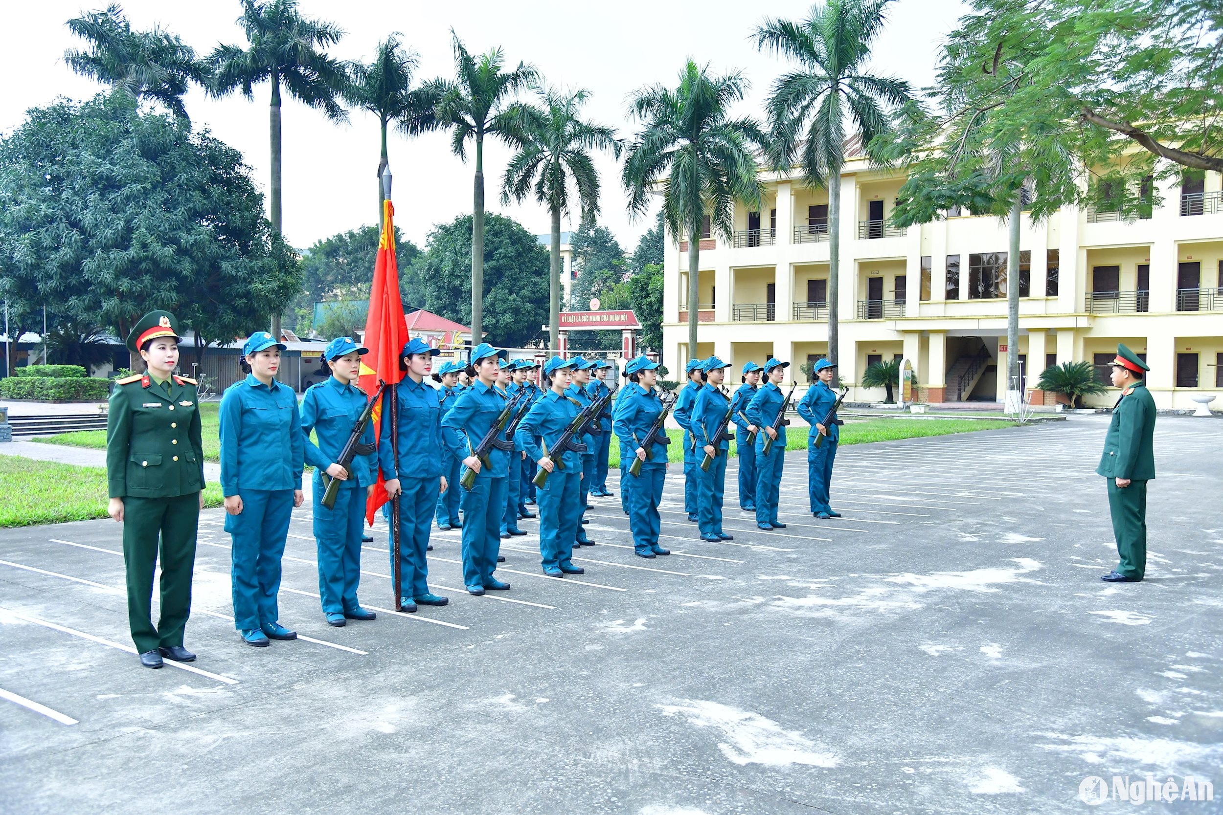 Để hoàn thành nhiệm vụ huấn luyện khối nữ dân quân tham gia diễu binh, diễu hành, Bộ Chỉ huy Quân sự tỉnh đã quán triệt sâu sắc nhiệm vụ, chuẩn bị chu đáo, tuyển chọn chặt chẽ và huấn luyện nghiêm túc, đúng tác phong, phương pháp.