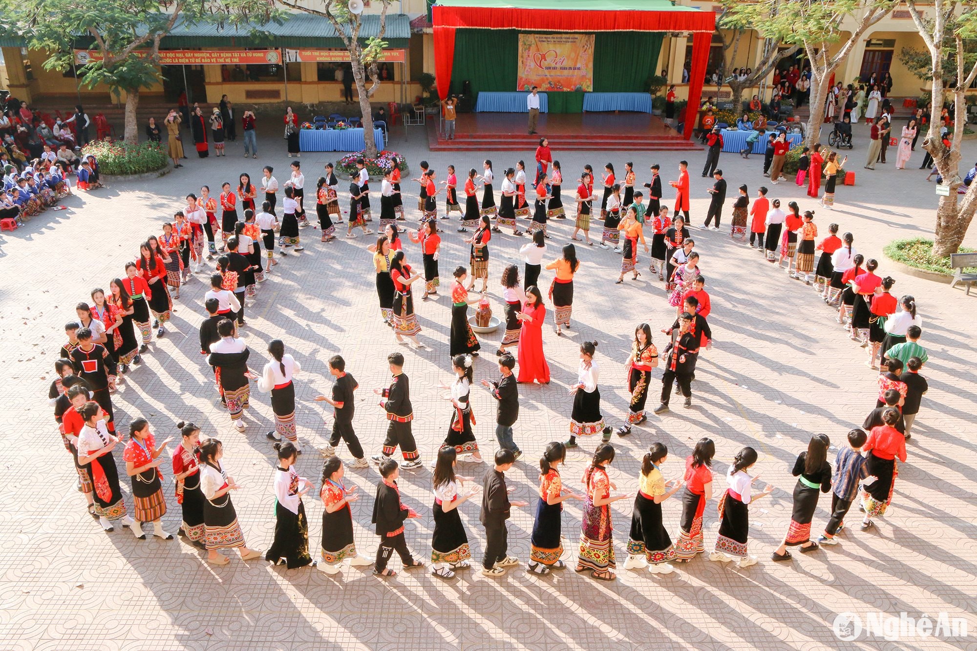  5 Một trong những hoạt động nổi bật là múa lăm vông tập thể, nơi các học sinh thể hiện tài năng vũ đạo của mình. Các thầy cô giáo cũng tham gia vào hoạt động này, tạo nên một không khí ấm áp và đoàn kết.