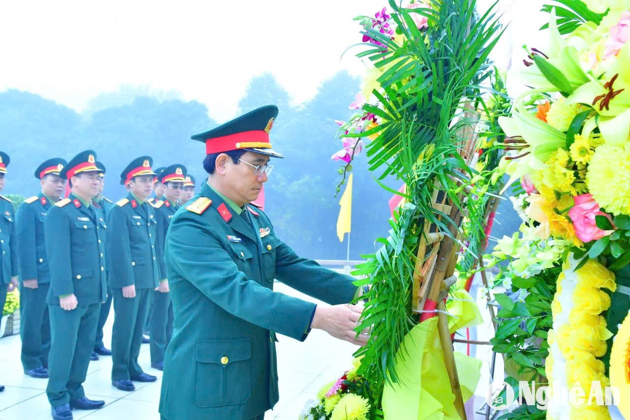 Đại tá Phan Đại Nghĩa - Ủy viên Ban Thường vụ Tỉnh ủy, Chỉ huy trưởng Bộ Chỉ huy Quân sự tỉnh thành kính dâng hoa tưởng niệm Chủ tịch Hồ Chí Minh. Ảnh: Trọng Kiên