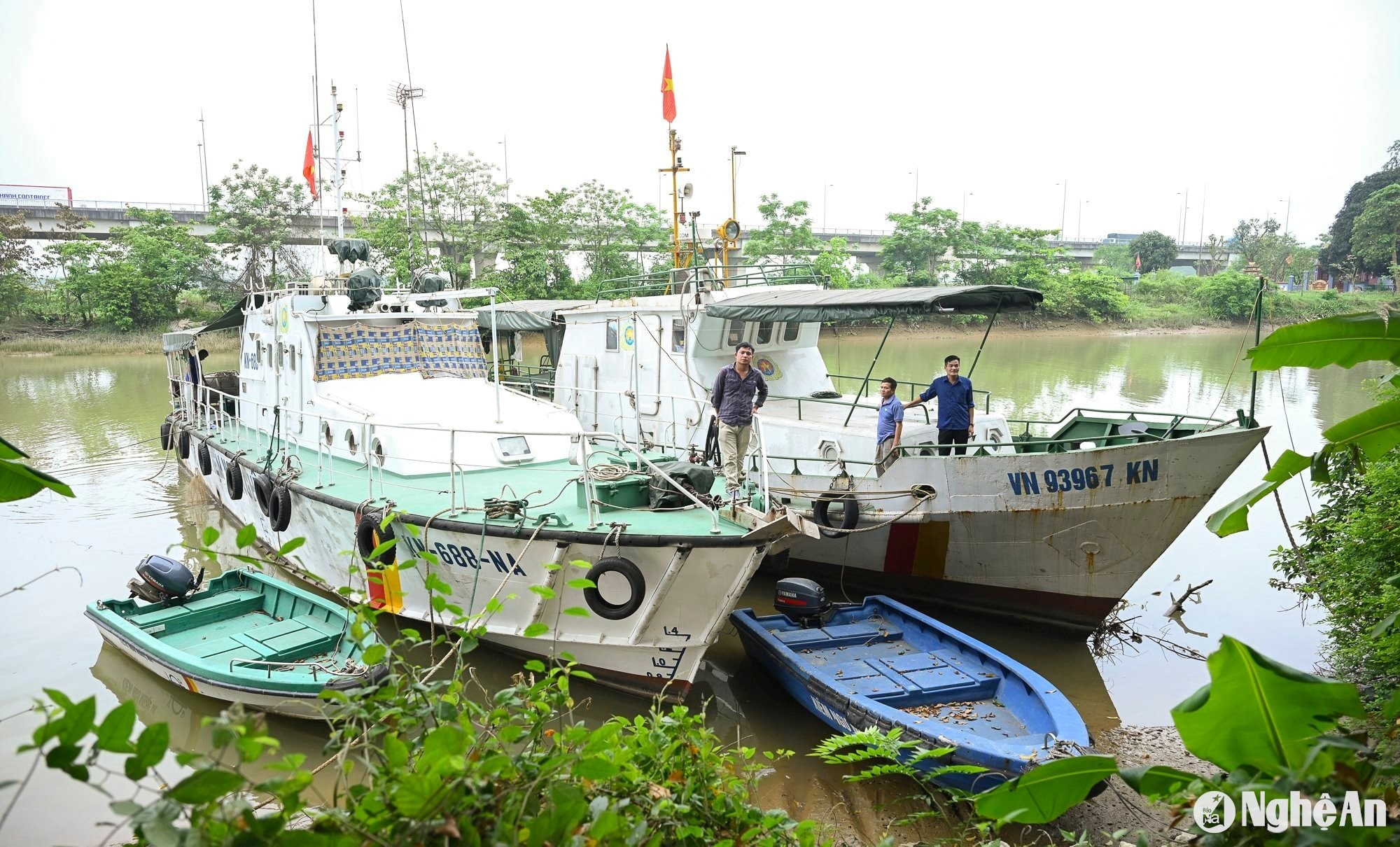 2 tàu kiểm ngư và 2 chiếc xuồng cao tốc trong thời gian nằm bờ. Ảnh Thành Cường