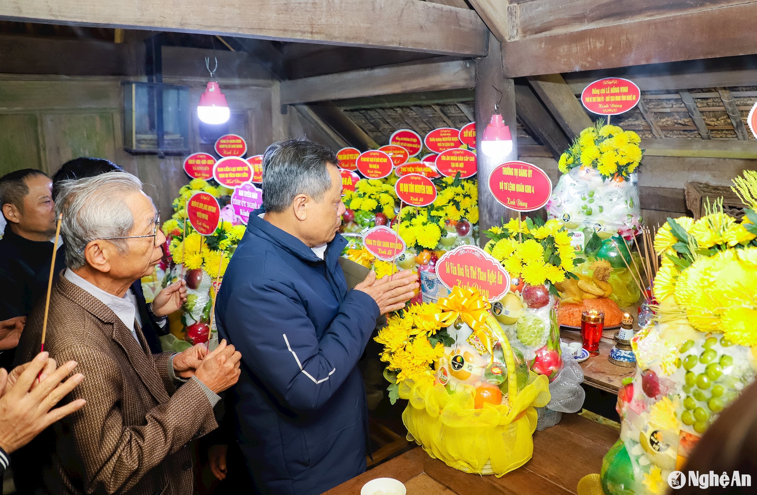 Đại diện dòng họ Nguyễn Sinh, họ Hoàng Xuân, họ Hà dâng hương tưởng niệm bà Hoàng Thị Loan. Ảnh: Phạm Bằng