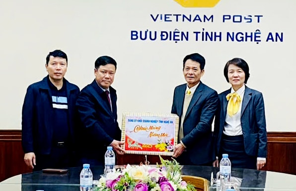 Đồng chí Trần Quang Hòa - Phó Bí thư Thường trực Đảng ủy Khối thăm và tặng quà Bưu điện tỉnh Nghệ An