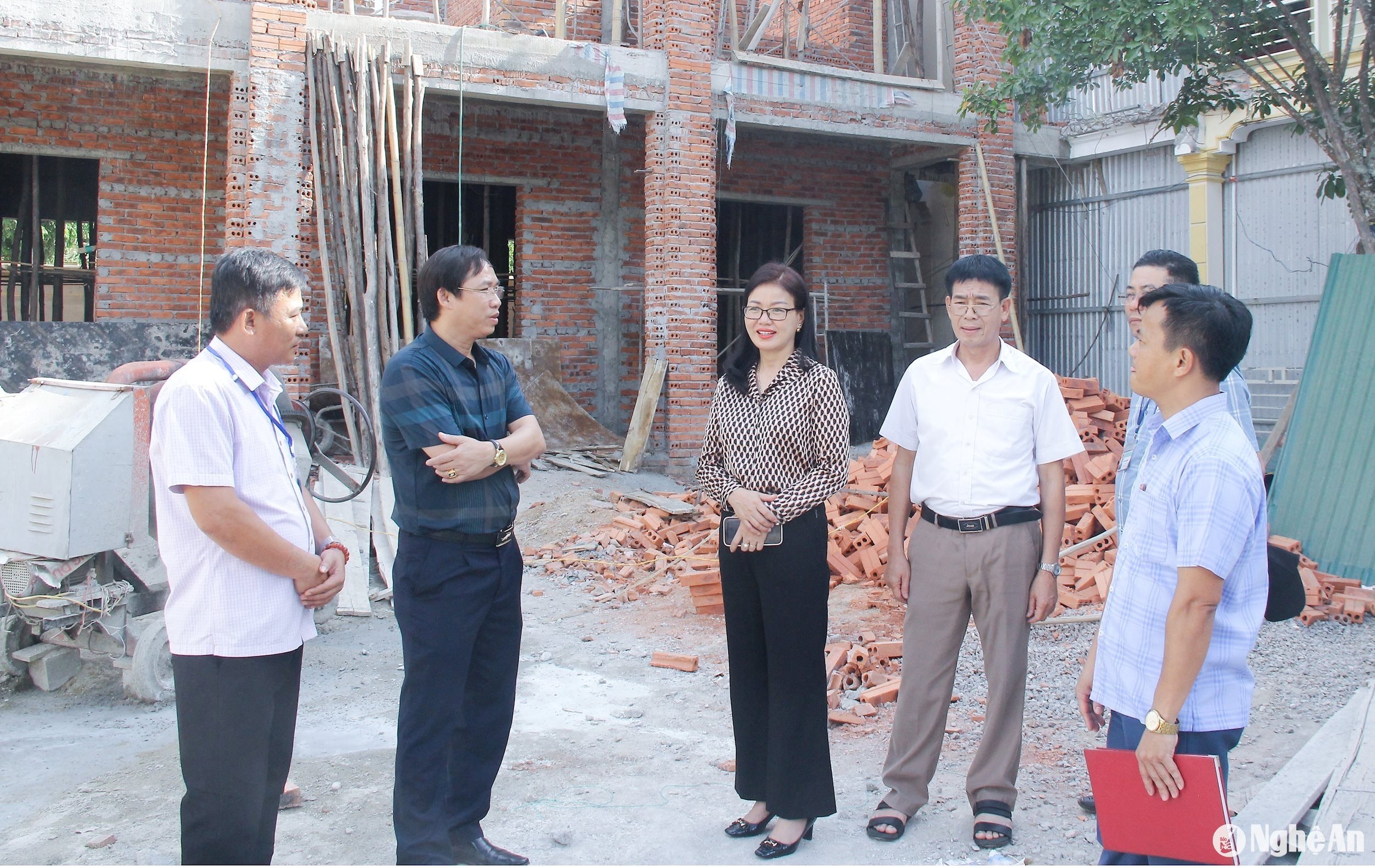 Lãnh đạo Huyện ủy Yên Thành kiểm tra đầu tư xây dựng cơ bản tại xã Nam Thành. Ảnh: Mai Hoa