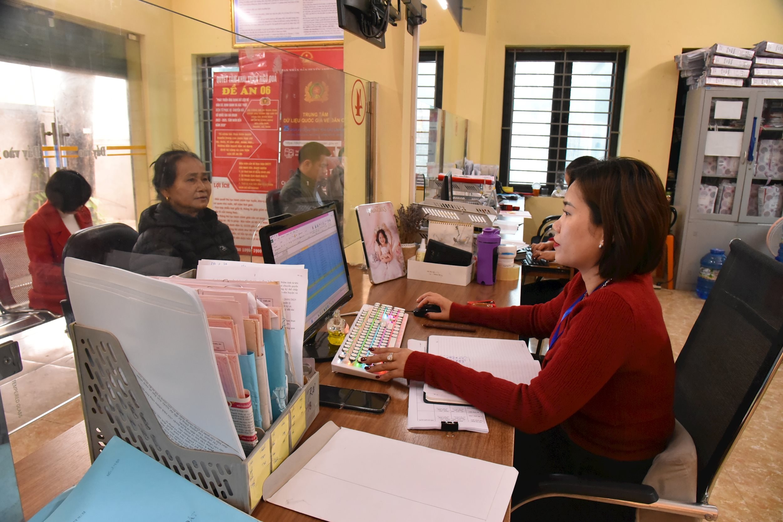 Giải quyết thủ tục hành chính cho người dân tại Bộ phận Một cửa của UBND huyện Anh Sơn