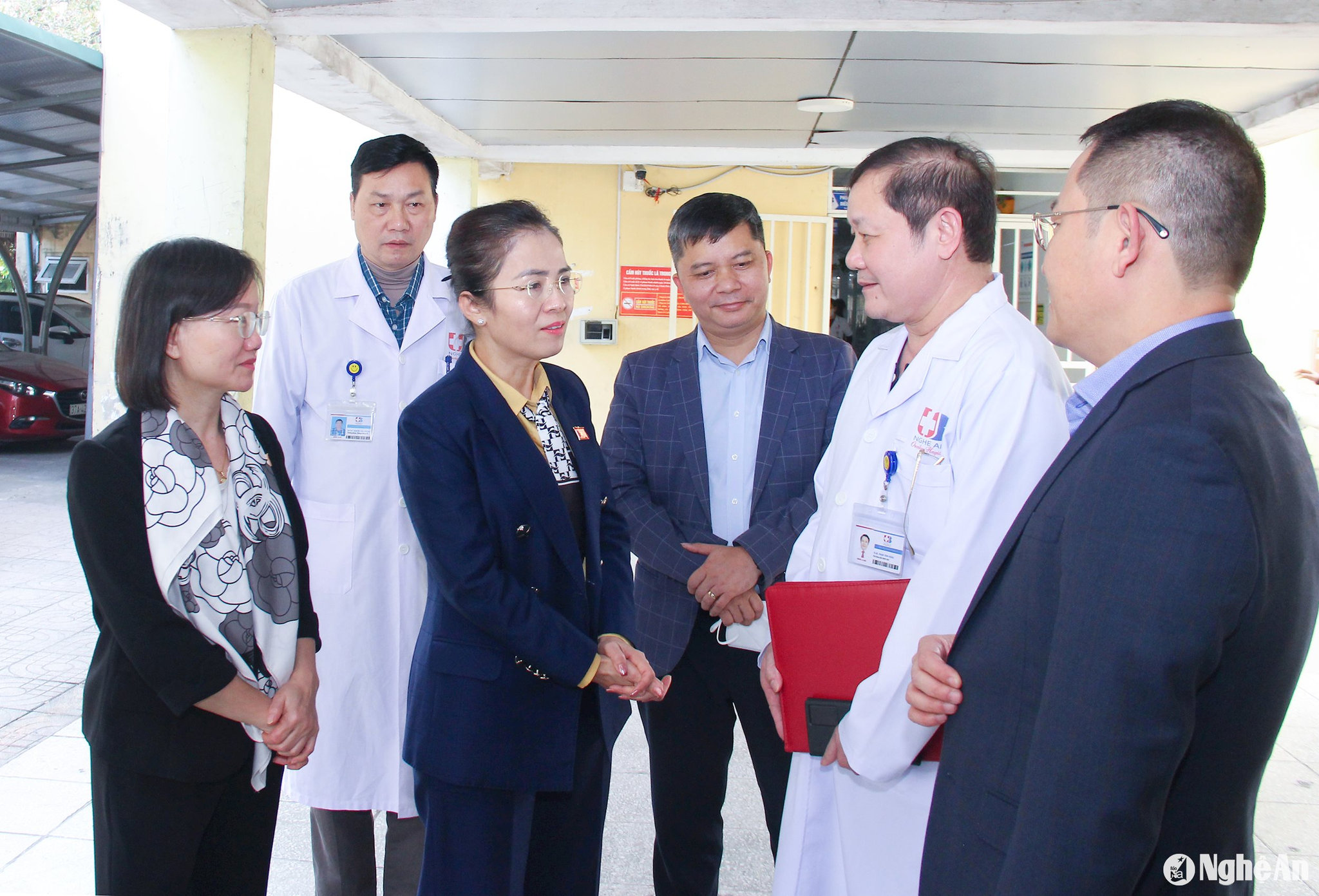 Đồng chí Võ Thị Minh Sinh -trao đổi với lãnh đạo Bệnh viện Ung bướu Nghệ An. Ảnh: Mai Hoa