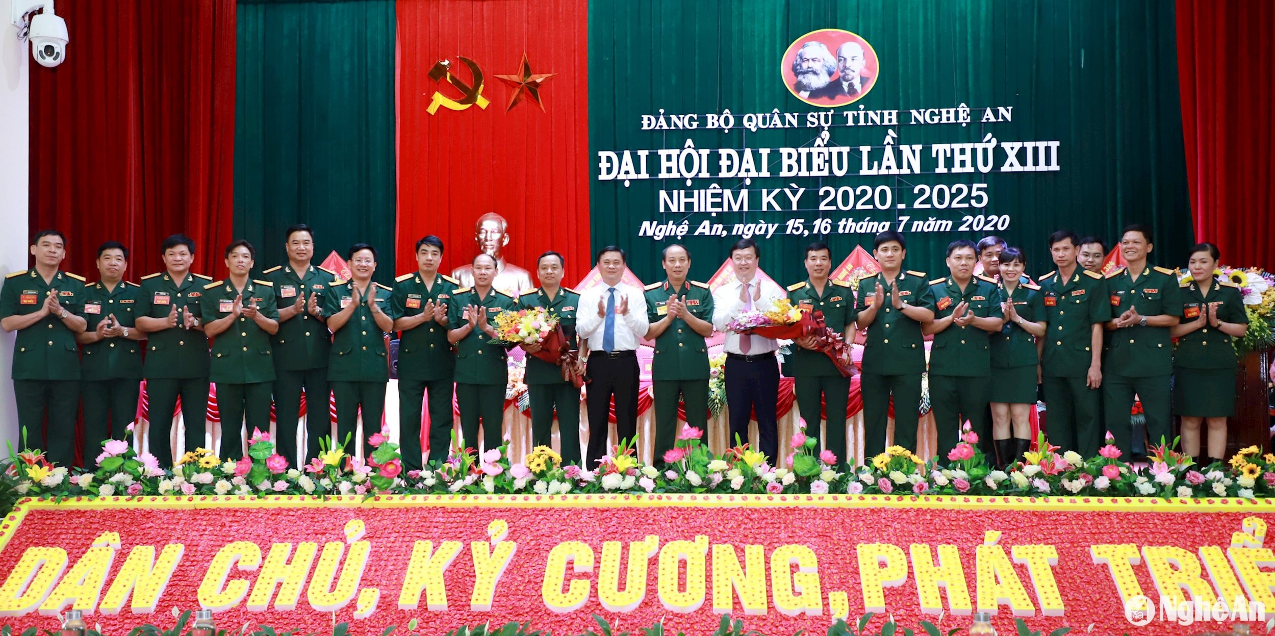 Ban Chấp hành Đảng bộ Quân sự tỉnh khóa XIII, nhiệm kỳ 2020 - 2025 và Đoàn đại biểu dự Đại hội đại biểu Đảng bộ tỉnh Nghệ An lần thứ XIX ra mắt Đại hội.