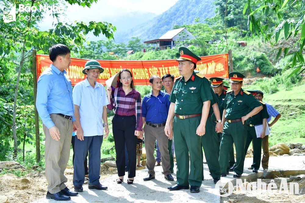 Đồng chí Đại tá Nguyễn Kỳ Hồng - Chính ủy, Bộ CHQS tỉnh Nghệ An kiểm tra chất lượng và bàn giao tuyến đường giao thông liên thôn, liên bản cho xã Nậm Giải, huyện Quế Phong