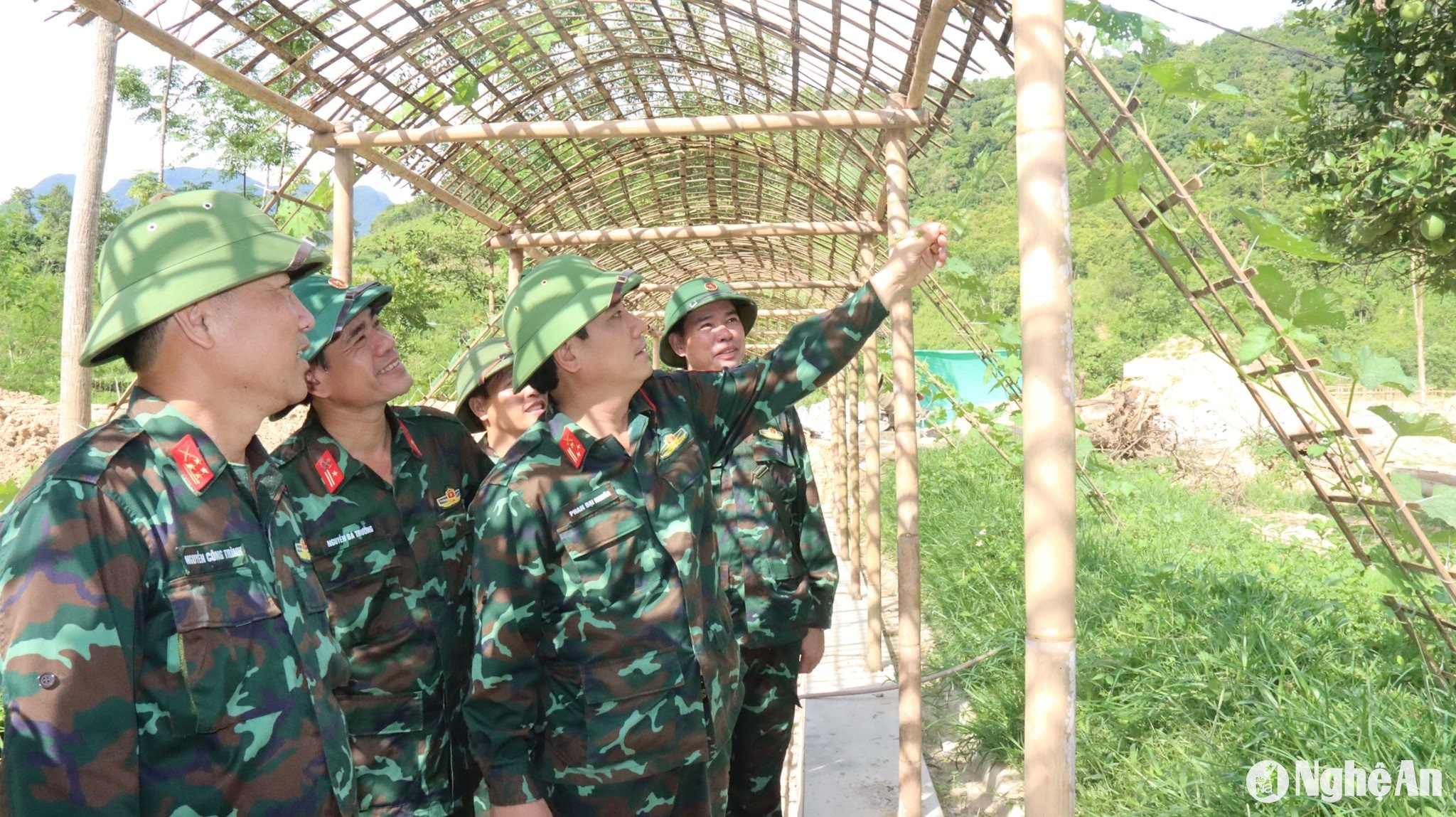 Đồng chí Đại tá Phan Đại Nghĩa - Chỉ huy trưởng, Bộ CHQS tỉnh Nghệ An kiểm tra hầm hào, SCH diễn tập tại huyện Tương Dương