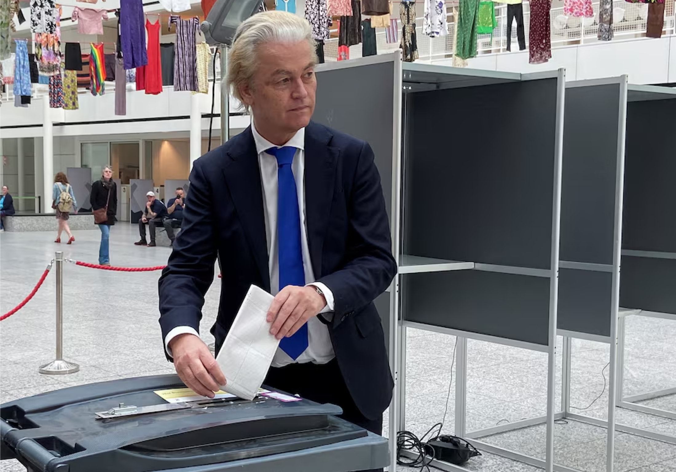 Lãnh đạo phe cực hữu Hà Lan Geert Wilders bỏ phiếu ở The Hague hôm 6/6/2024. Ảnh: Reuters