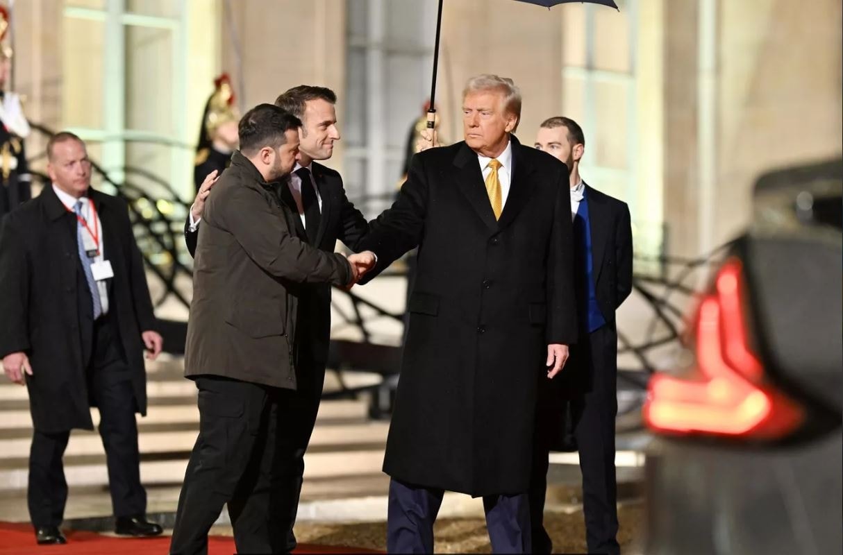 Tổng thống đắc cử Mỹ Donald Trump trong cuộc gặp với Tổng thống Ukraine Volodymyr Zelensky và Tổng thống Pháp Emmanuel Macron tại Paris tháng 12/2024. Ảnh: Getty