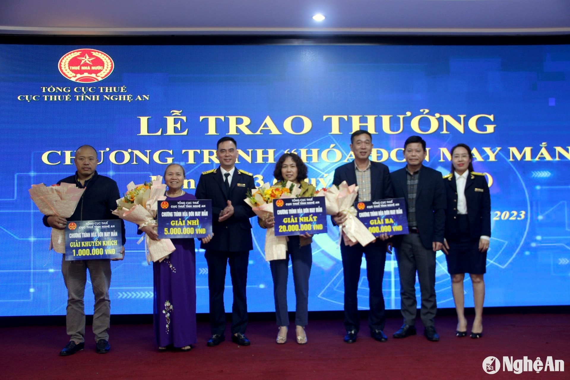 Cục thuế Nghệ An trao thưởng cho người dân trúng thưởng hóa đơn may mắn. Ảnh Quang An