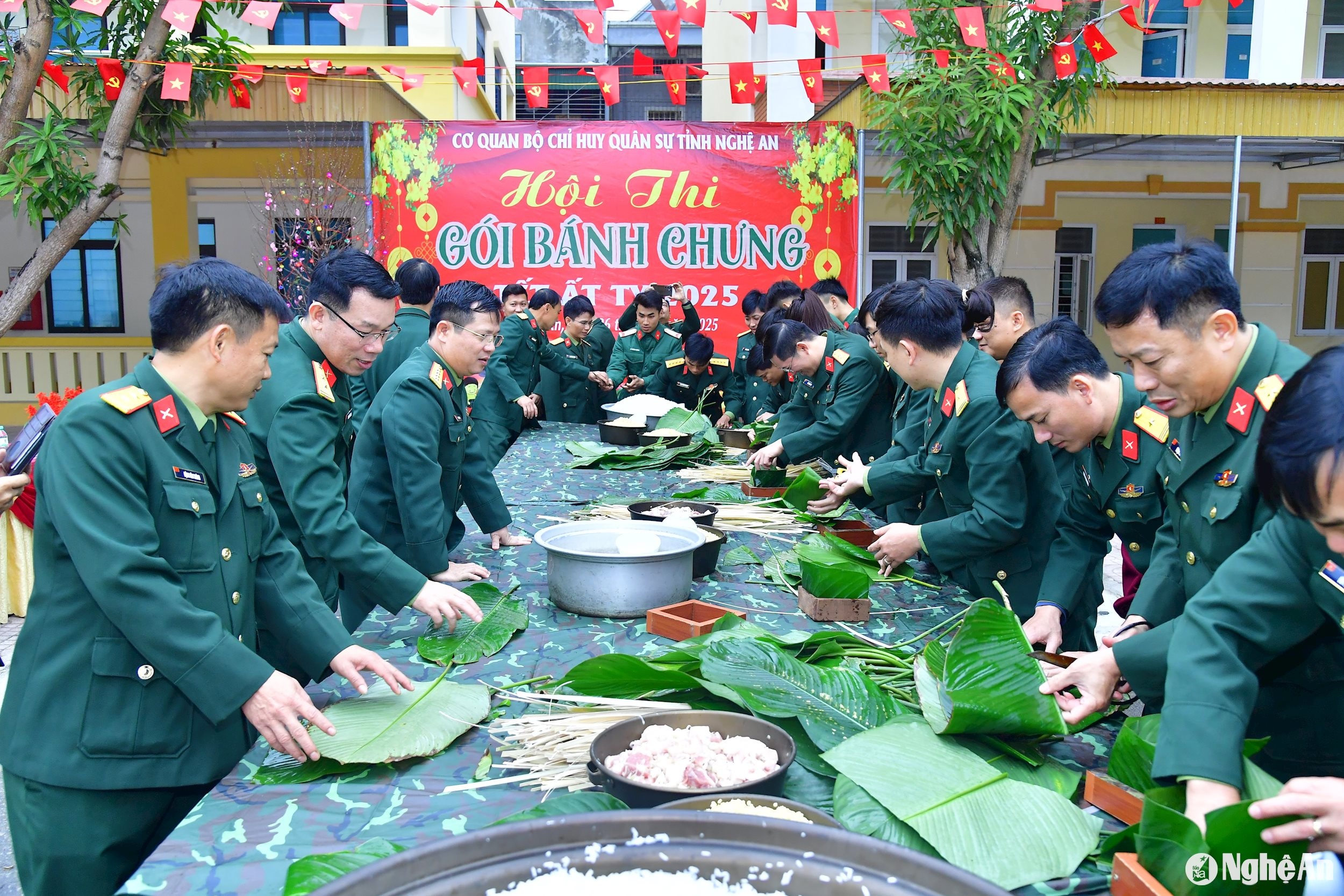 Các đội sôi nổi đua tài gói bánh