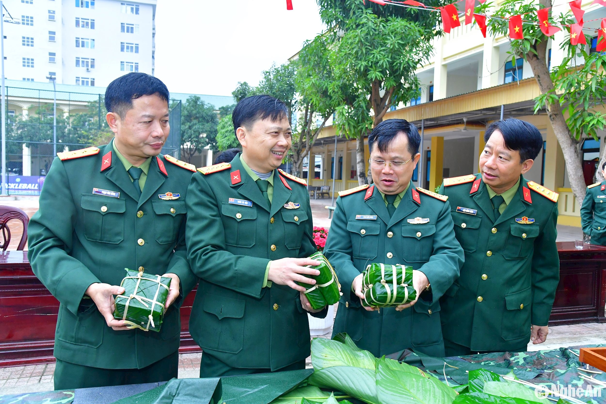 Lãnh đạo Bộ Chỉ huy Quân sự tỉnh cùng các đồng chí trong ban tổ chức hội thi tham quan một số sản phẩm mà các đội đã hoàn thành