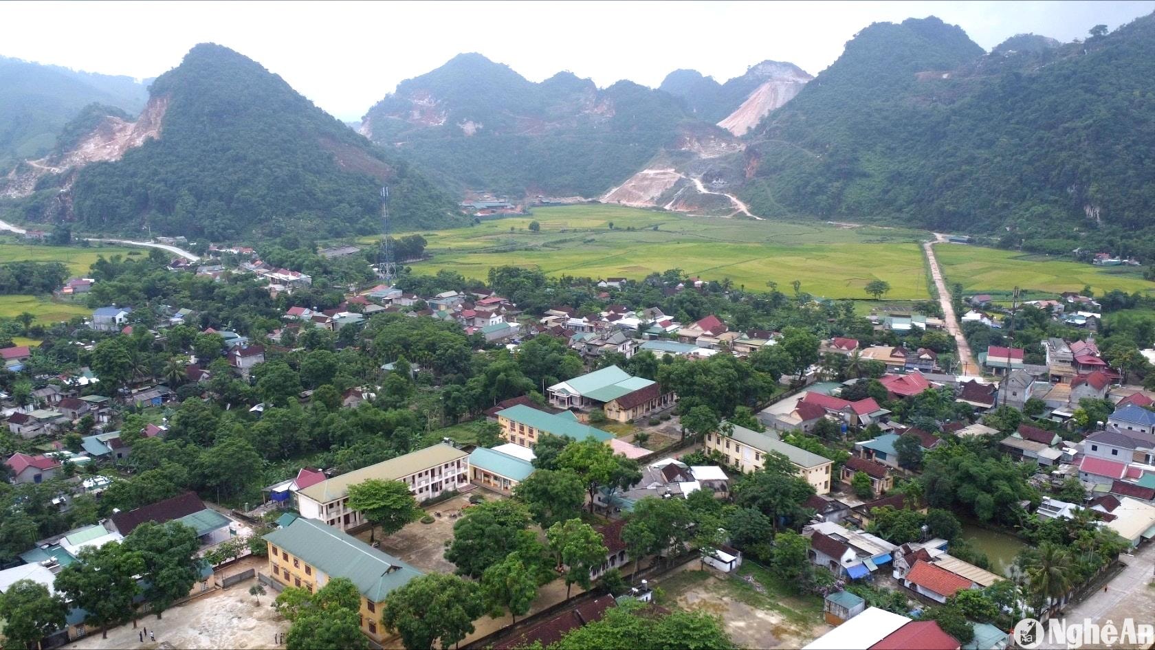 xa-chau-hong-la-mot-thung-lung-bao-quanh-boi-nhung-day-nui.-anh-tu-lieu-tien-hung(2).jpg