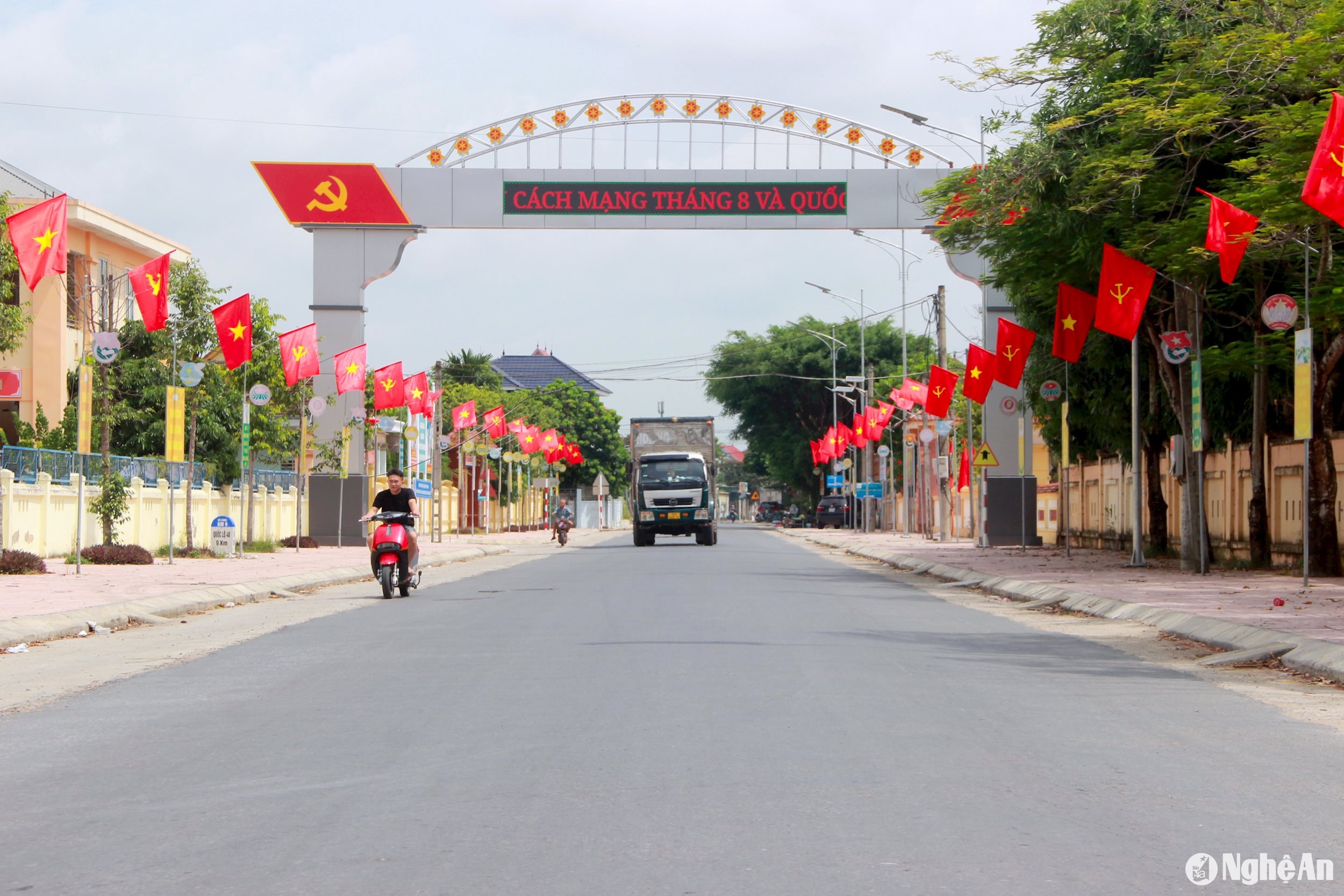  Những tuyến đường rợp bóng cờ tại huyện Diễn Châu, ảnh Quang An