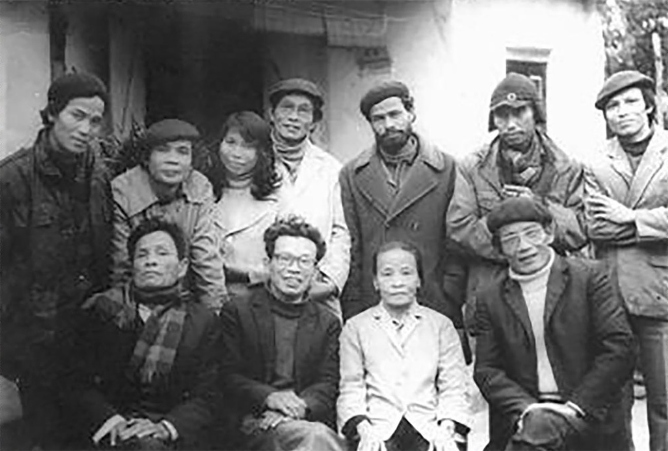 Nhà thơ Trần Hữu Thung (ngồi ngoài cùng bên trái) cùng văn nghệ sỹ Nghệ An năm 1984
