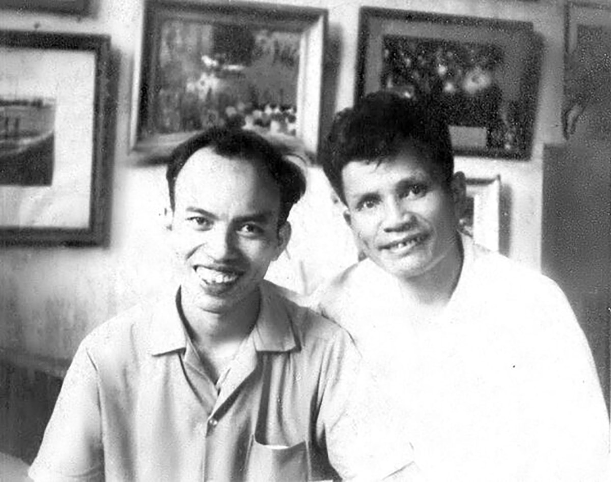 Nhà văn Trình Quang Phú (trái) và nhà thơ Trần Hữu Thung