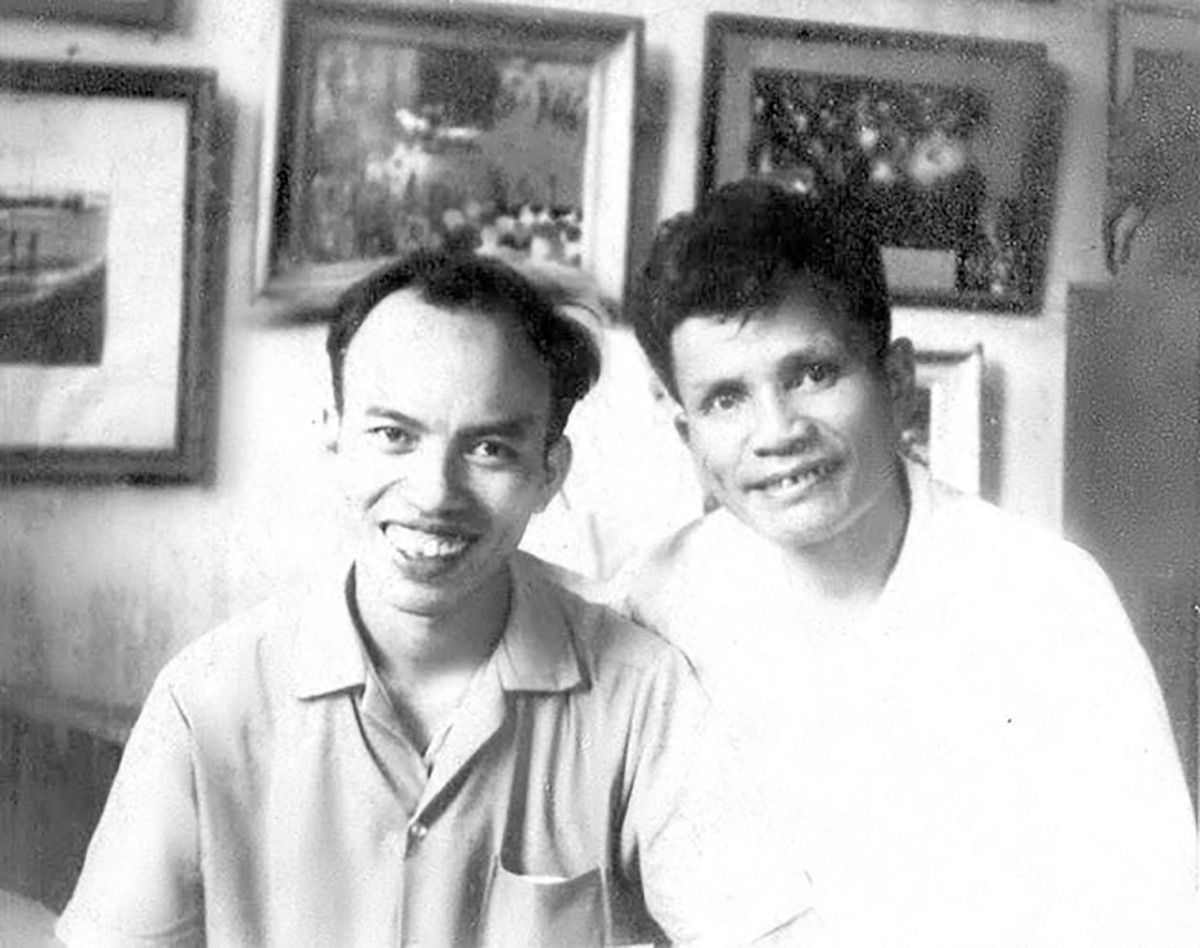 Nhà văn Trình Quang Phú (trái) và nhà thơ Trần Hữu Thung