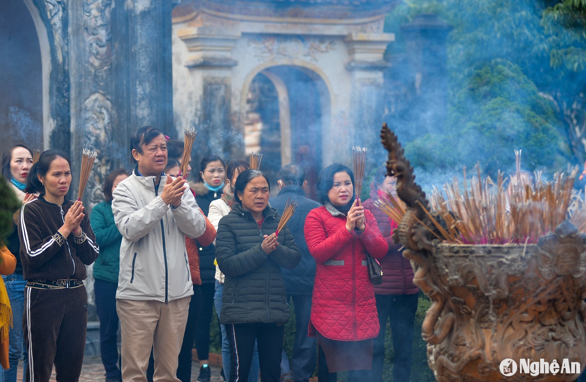 Người dân thắp hương tại đền Nguyễn Xí (1)