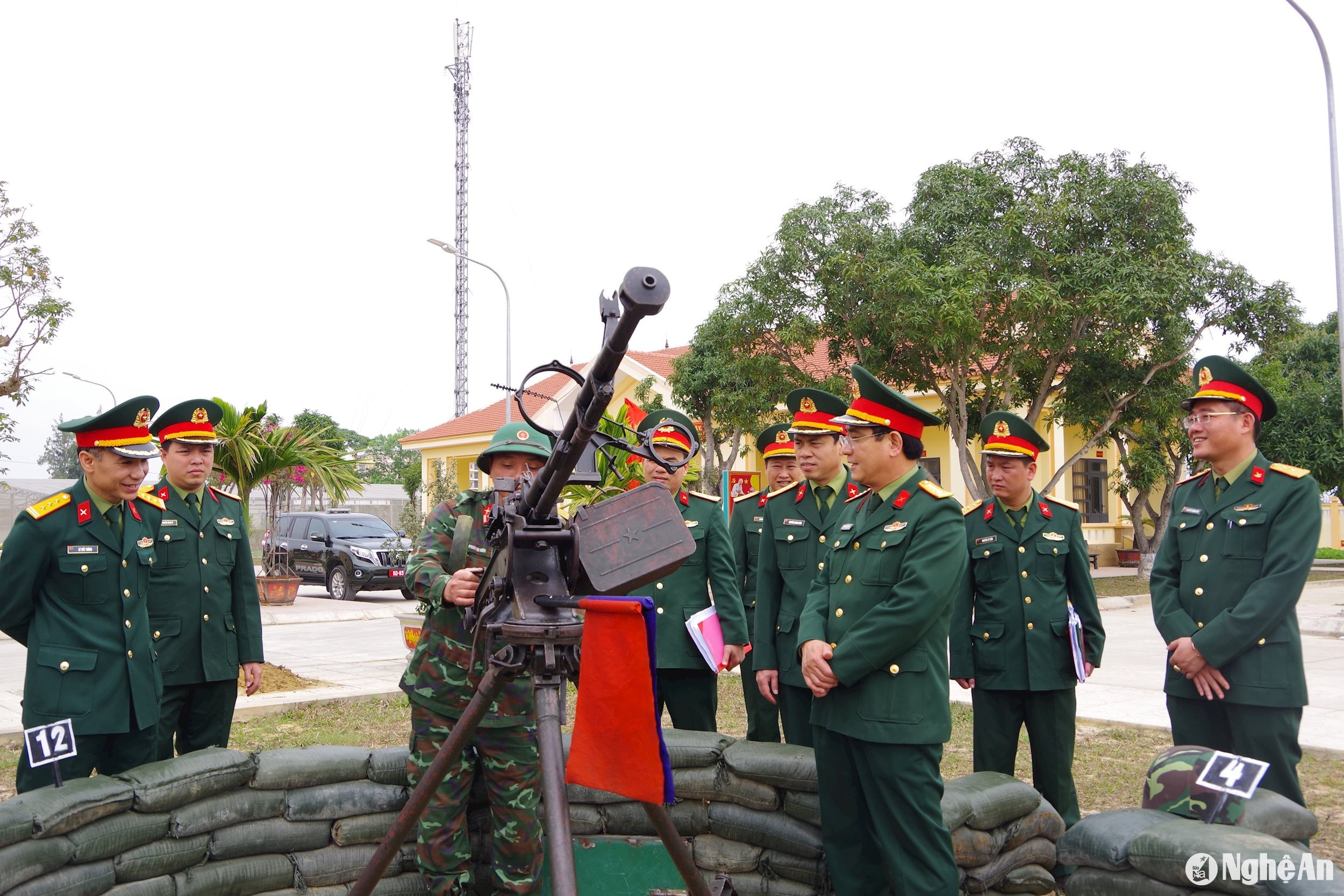 Đại tá Phan Đại Nghĩa - Uỷ viên BTV Tỉnh uỷ, Chỉ huy trưởng Bộ CHQS tỉnh kiểm tra công tác canh trực sẵn sàng chiến đấu tại Trung đoàn 764.