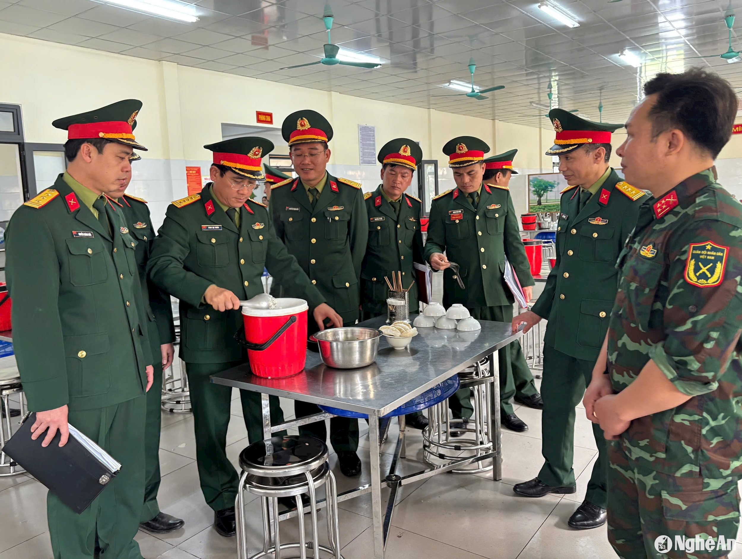Đoàn công tác kiểm tra công tác Hậu cần đảm bảo bữa ăn cho bộ đội.