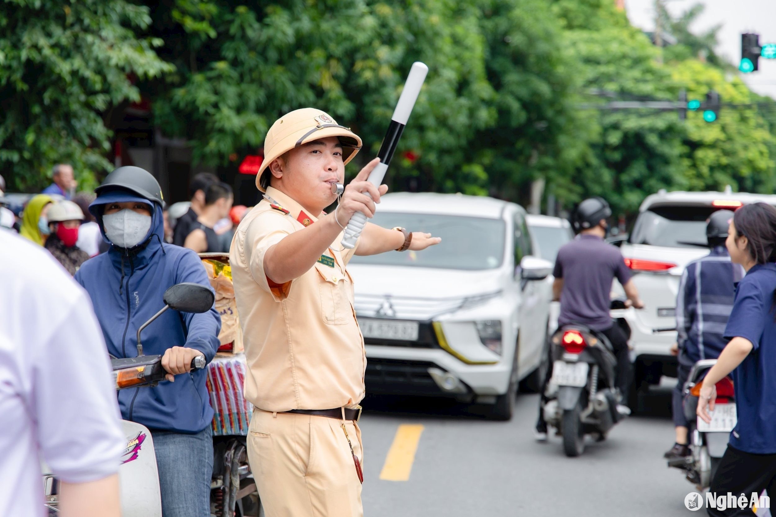 Đội CSGT - TT Công an TP.Vinh điều tiết giao thông tại khu vực trước Trường THPT Lê Viết Thuật. Ảnh: Đình Tuyên