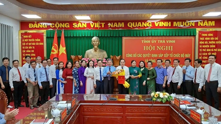 Bí thư Tỉnh ủy Trà Vinh trao quyết định cho lãnh đạo Đảng bộ các cơ quan Đảng tỉnh Trà Vinh nhiệm kỳ 2020-2025 - Ảnh- VGP:LS