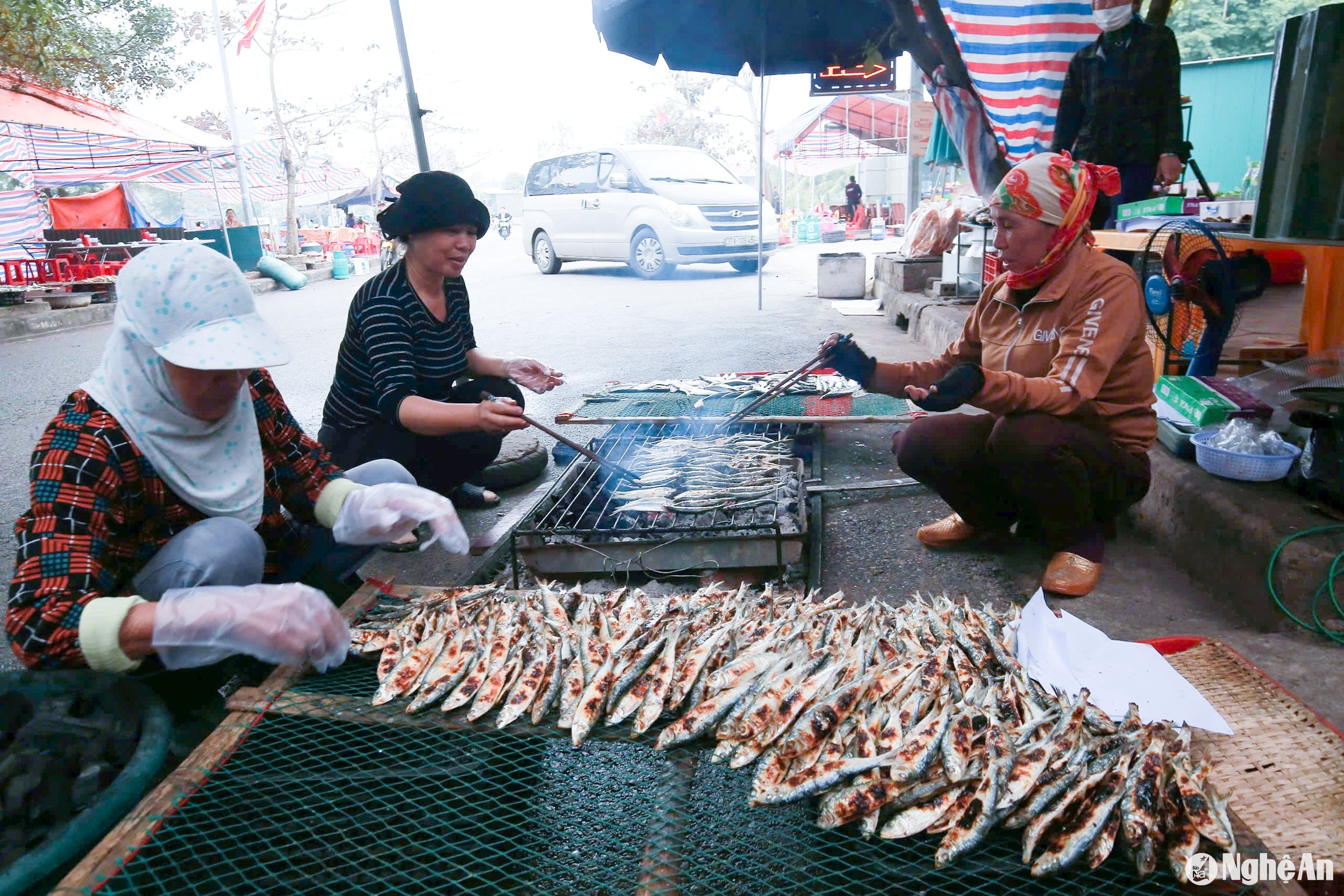 Để cá chín đều, đẹp và thơm, người nướng phải ngồi túc trực và trở cá liên tục. Vì nếu không đủ nhiệt cá sẽ không chí, nếu quá lửa thì cá sẽ cháy khét. Ảnh: T.P