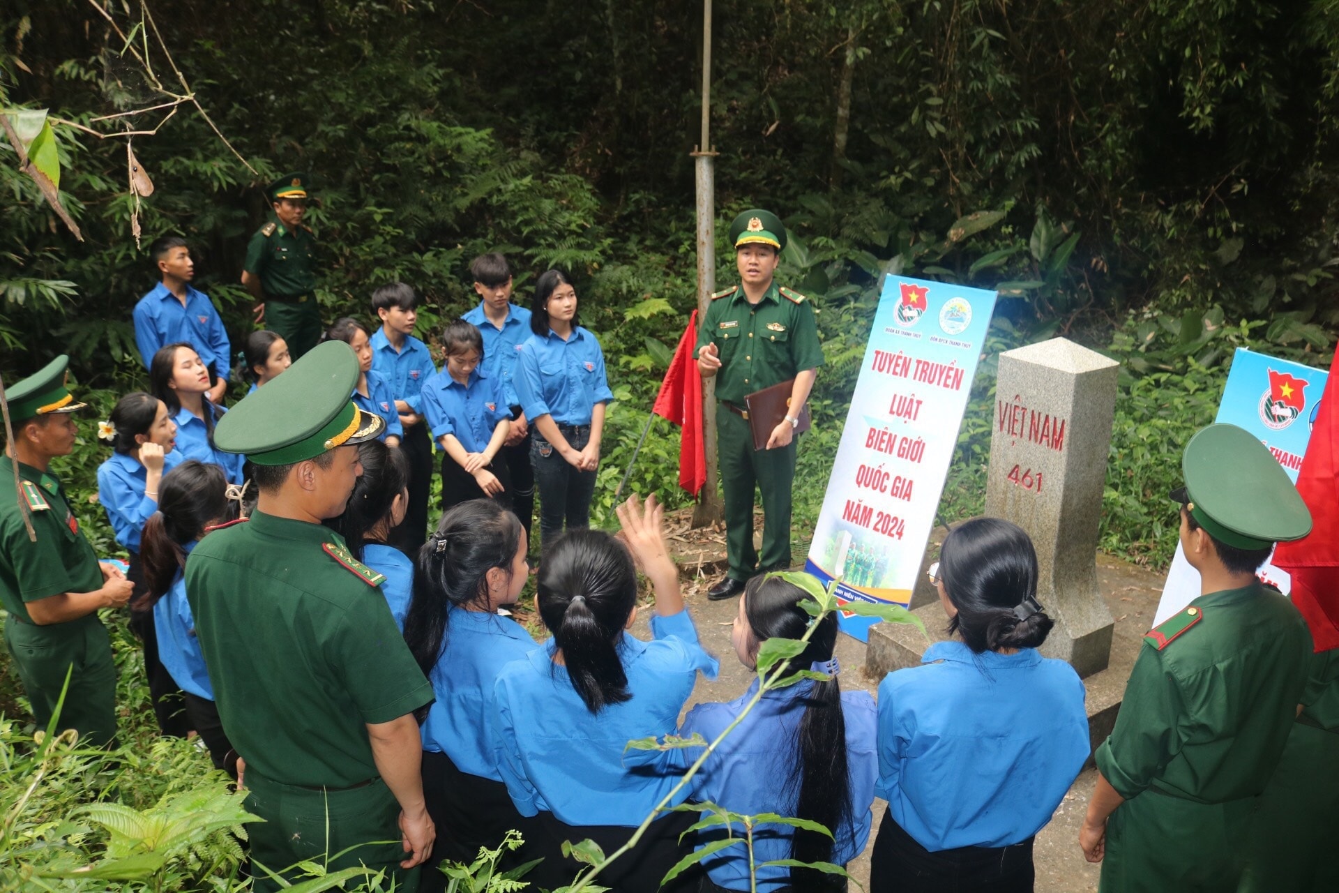 Cán bộ Đồn Biên phòng Cửa khẩu Thanh Thủy tuyên truyền về biên giới cho đoàn viên, thanh niên địa phương tại mốc quốc giới. Ảnh Lê Thạch