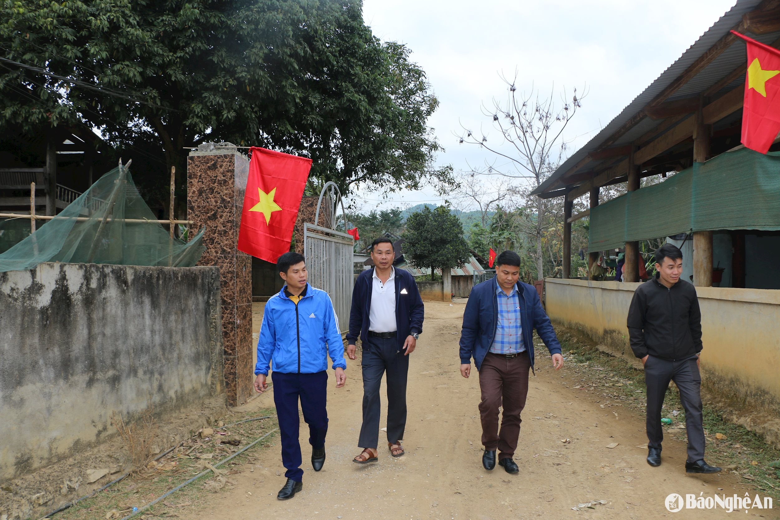 Ông Hà Văn Thanh (thứ 2, trái sang) là một trong những thành viên tích cực của tổ cứu hộ cứu nạn bản Lìm, xã Châu Phong.