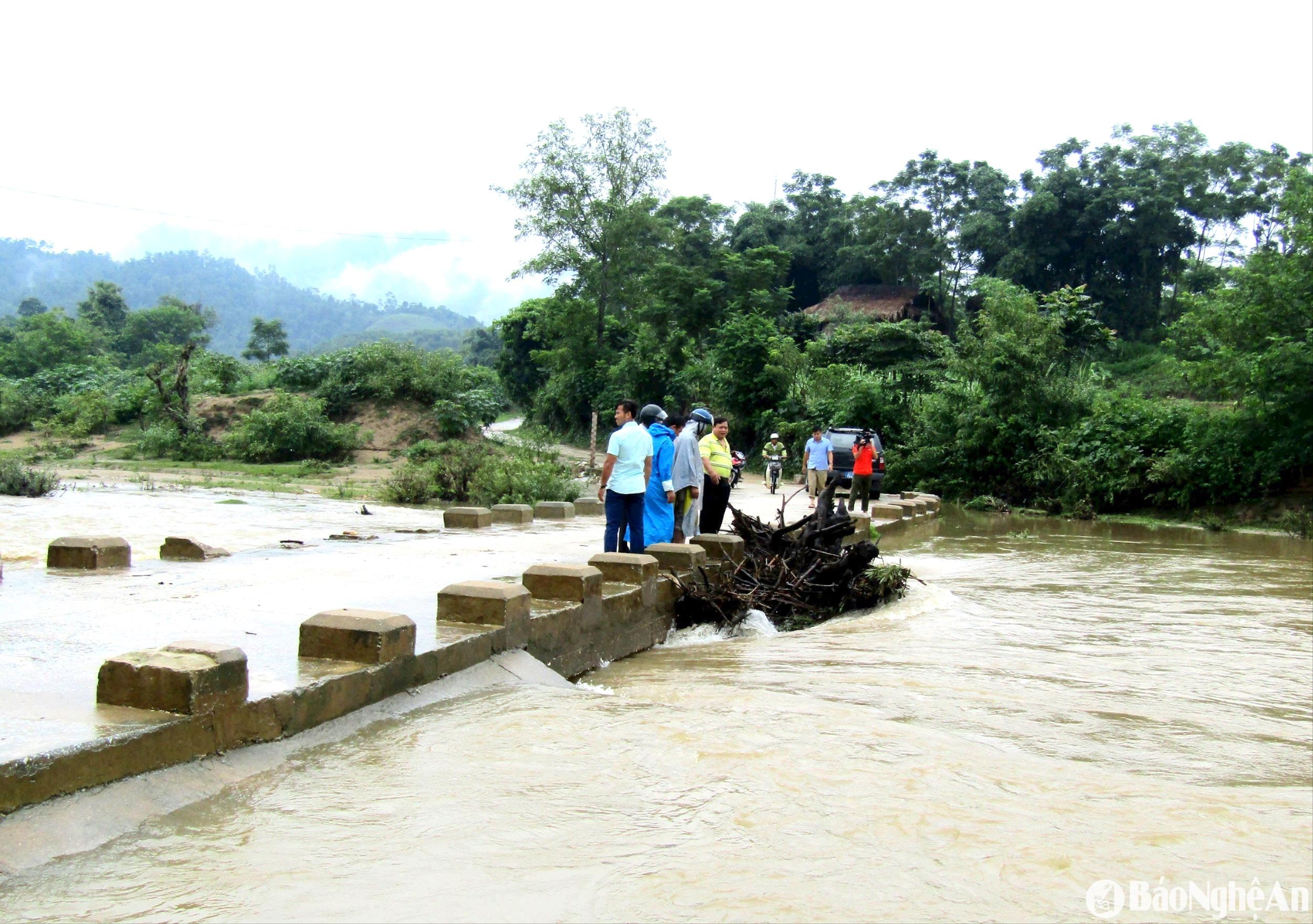 nuoc-lu-ve-nhieu-cau-tran-da-bat-dau-ngap-nuoc-rat-nguy-hiem-den-nguoi-dan-luu-thong-o-nhung-diem-nay.-trong-anh-la-cau-ban-lim-xa-chau-phong-quy-chau.-anh-be-vinh(1).jpg