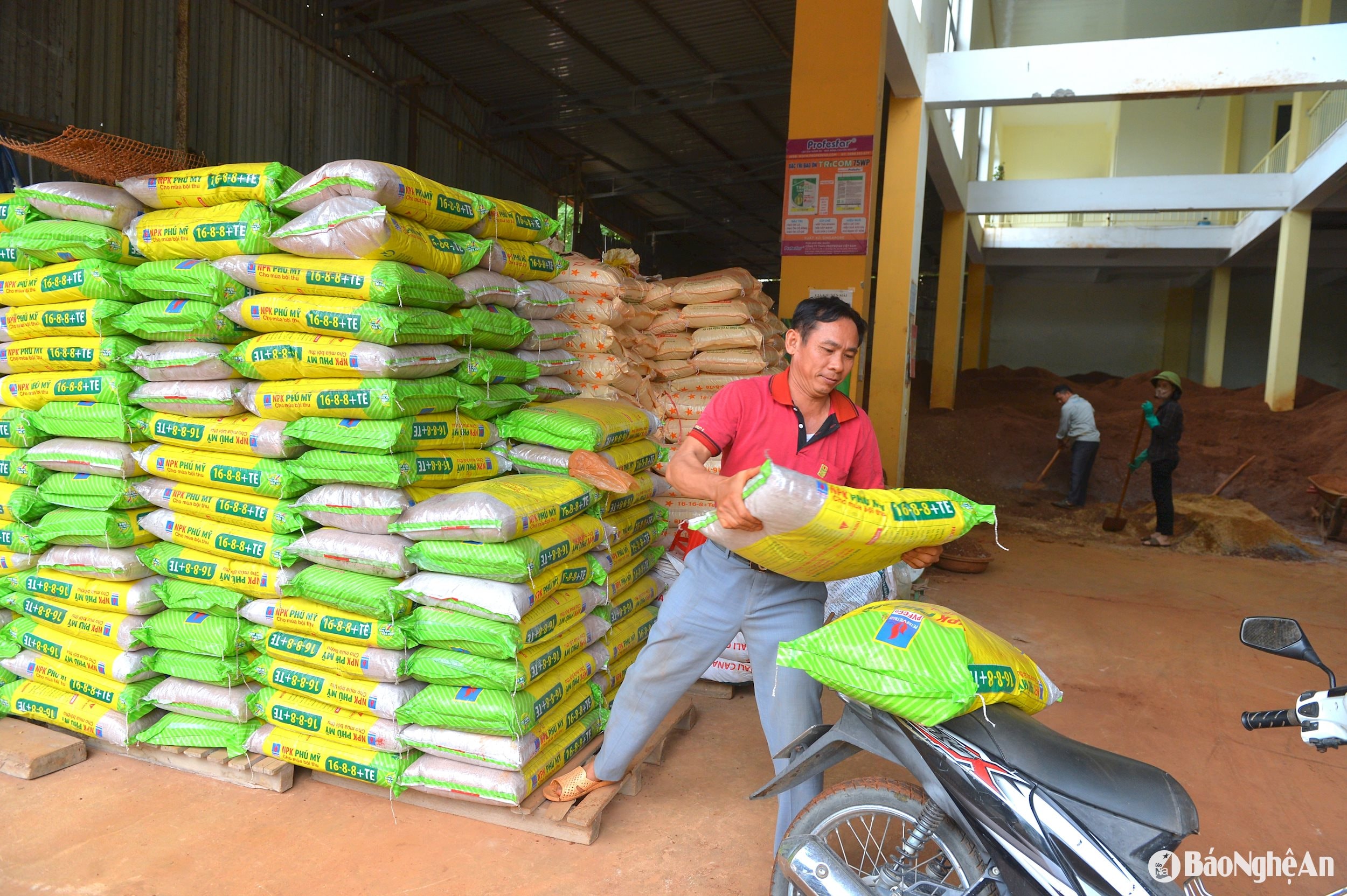 HTX Nông nghiệp dịch vụ tổng hợp Thọ Thành cung ứng phân bón cho nông dân