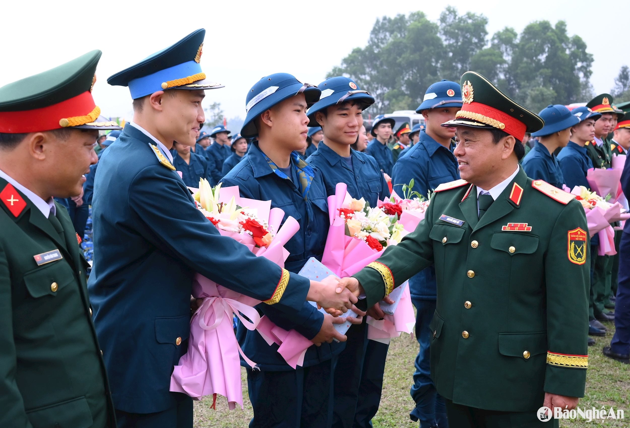 Thiếu tướng Nguyễn Ngọc Hà - Phó Tư lệnh Quân khu 4 tặng hoa, động viên các tân binh. Ảnh: Thành Cường