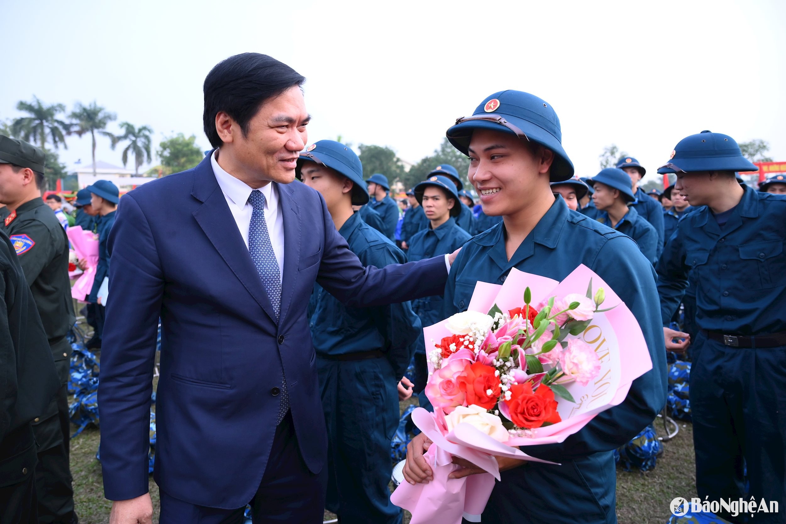 Phó Bí thư Thường trực Tỉnh ủy Hoàng Nghĩa Hiếu tặng hoa, động viên tân binh lên đường nhập ngũ. Ảnh: Thành Cường