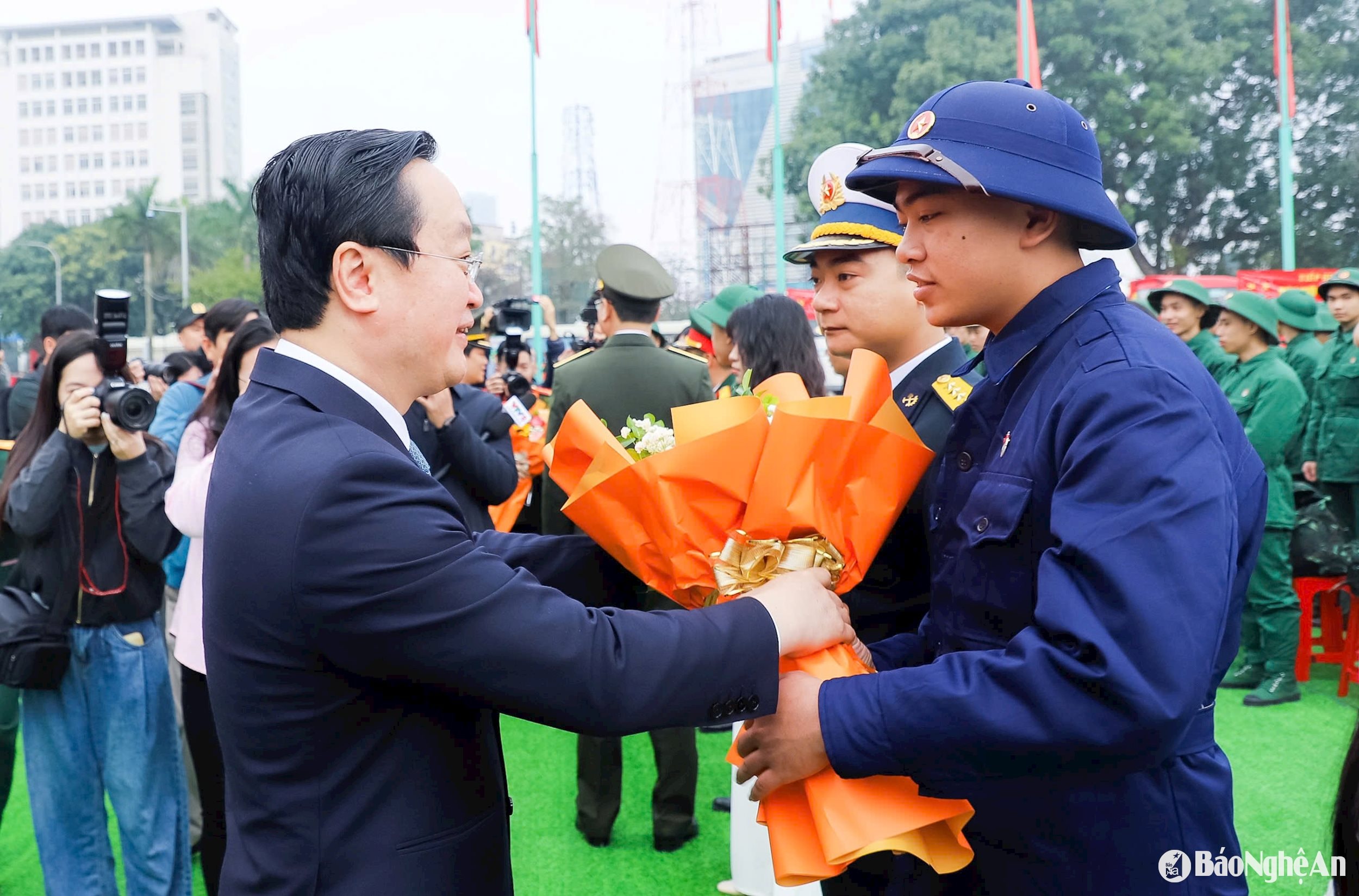 Bí thư Tỉnh ủy Nghệ An Nguyễn Đức Trung tặng hoa cho công dân thành phố Vinh lên đường nhập ngũ. Ảnh Phạm Bằng