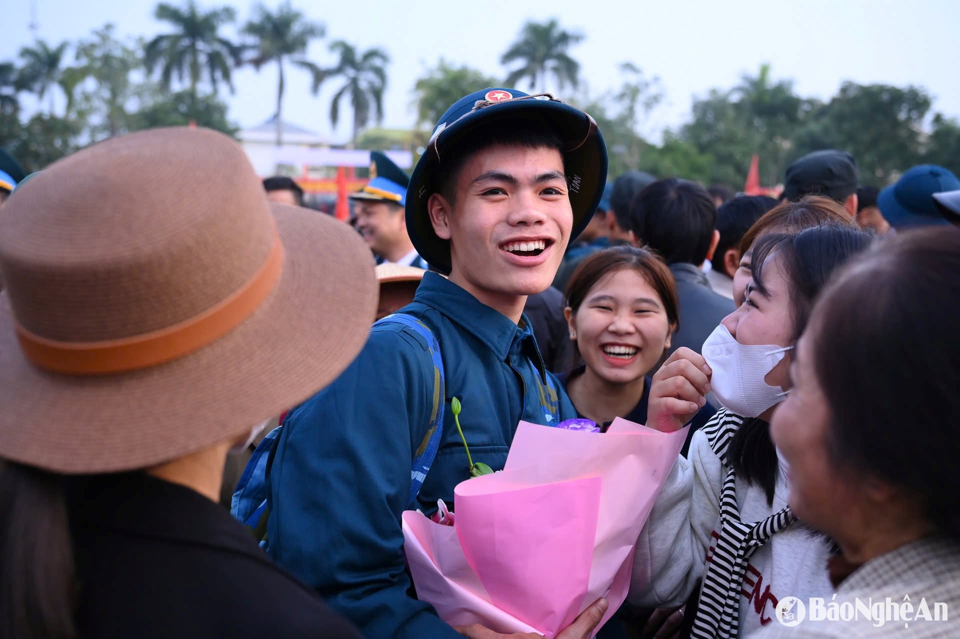 Các tân binh chia tay gia đình lên đường làm nhiệm vụ bảo vệ Tổ quốc. Ảnh Thành Cường