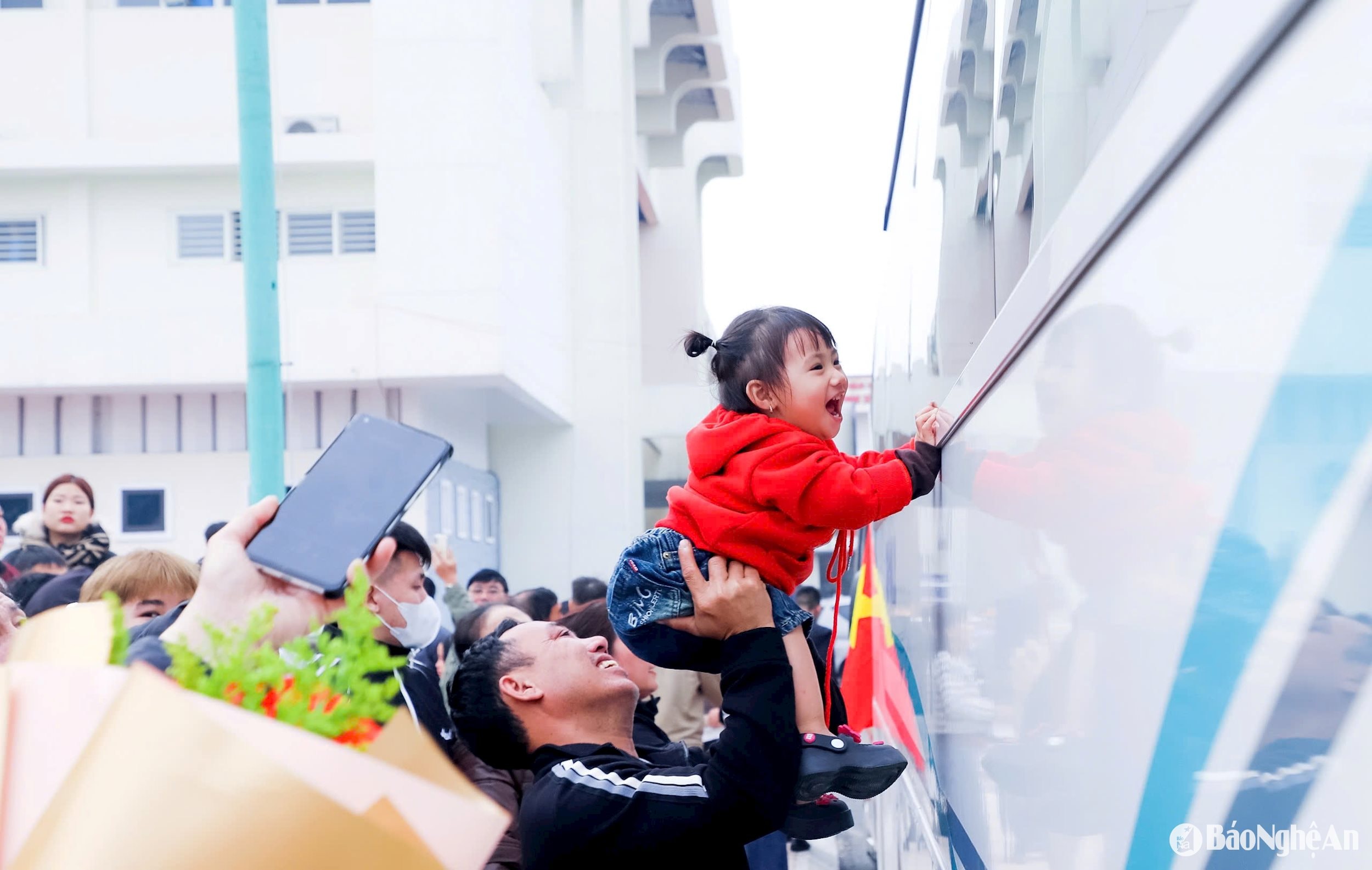 Người thân tiễn các tân binh là công dân thành phố Vinh lên đường nhập ngũ. Ảnh Phạm Bằng