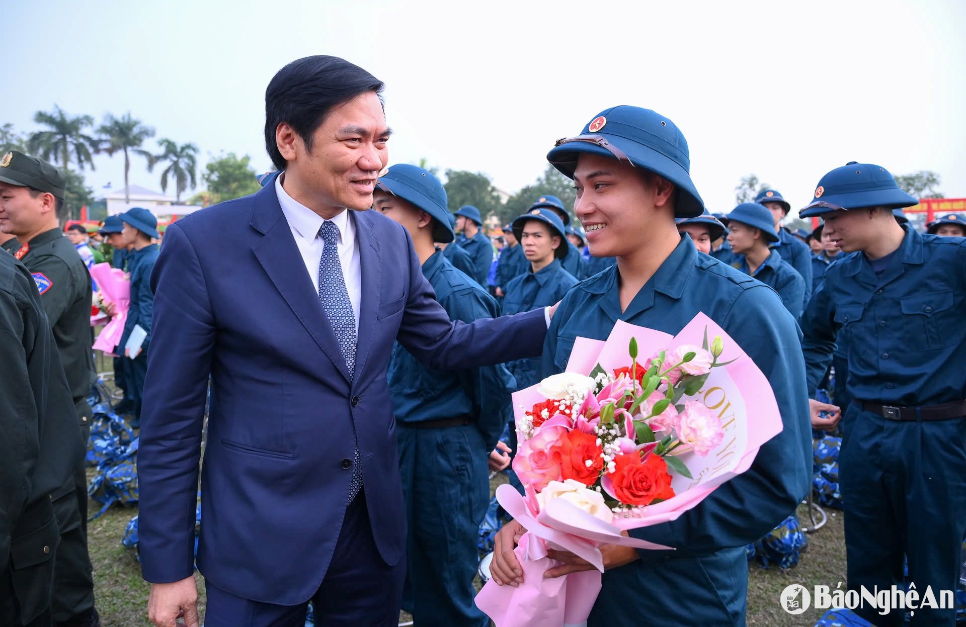 Phó Bí thư Thường trực Tỉnh ủy Hoàng Nghĩa Hiếu thăm hỏi, động viên tân binh huyện Nghi Lộc lên đường nhập ngũ. Ảnh Thành Cường