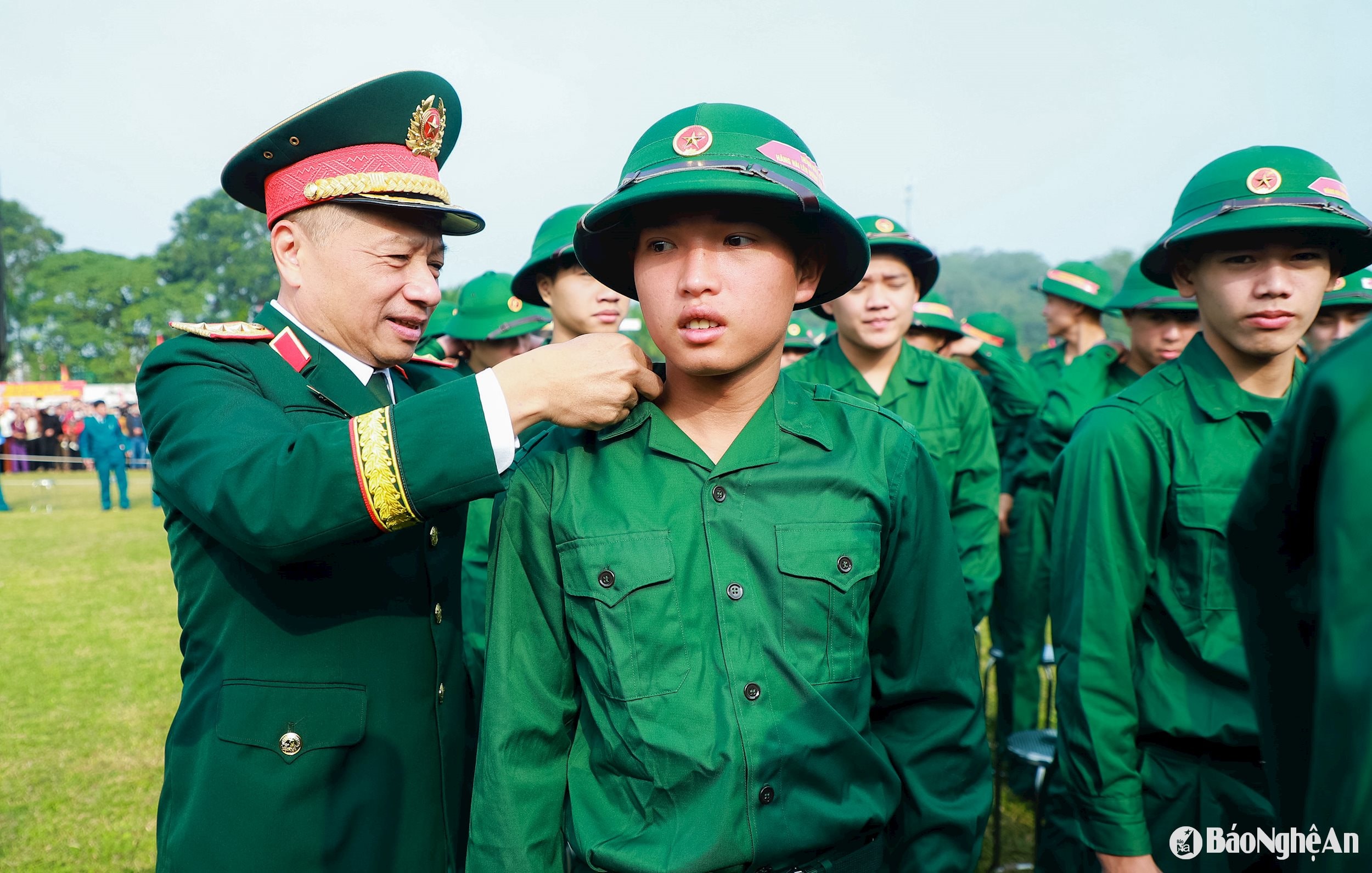 Thượng tướng Lê Quang Minh - Phó Chủ nhiệm Tổng Cục chính trị, Quân đội nhân Việt Nam ân cần dặn dò, động viên, căn chỉnh quân tư trang cho các tân binh. Ảnh Thành Duy