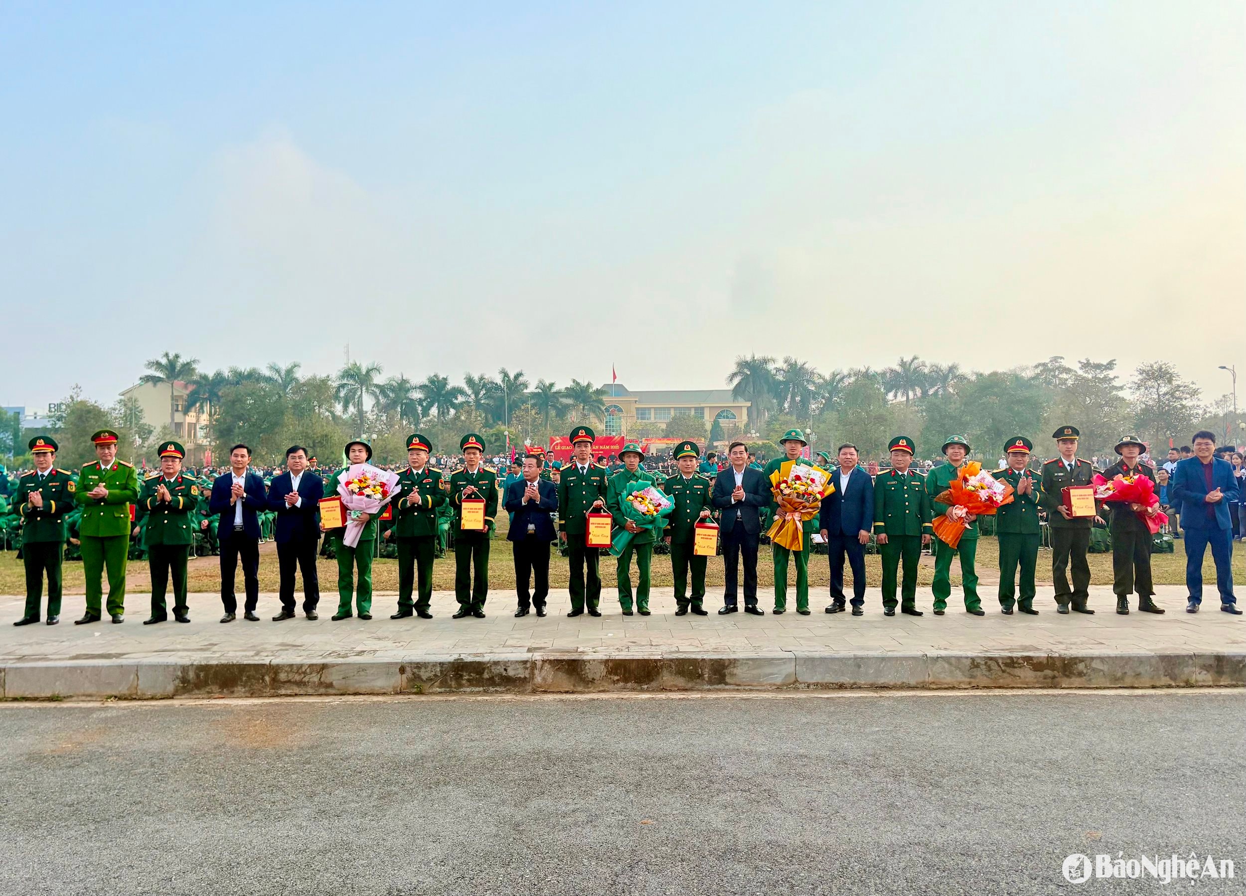 Trao quà cho các đơn vị và tân binh lên đường nhập ngũ