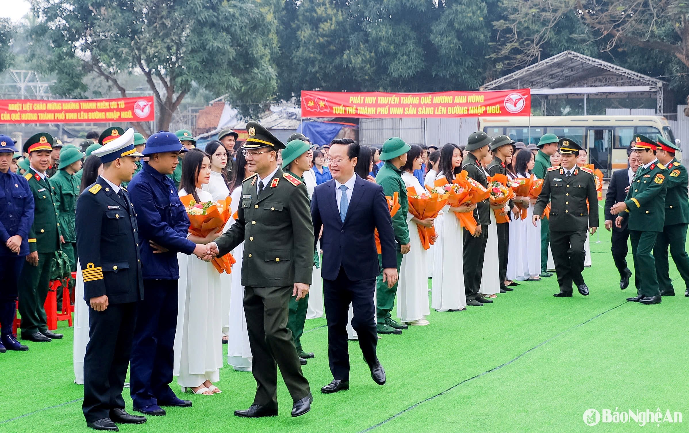 Trung tướng Phạm Thế Tùng - Thứ trưởng Bộ Công an và Bí thư Tỉnh ủy Nghệ An Nguyễn Đức Trung động viên công dân thành phố Vinh lên đường nhập ngũ. Ảnh Phạm Bằng