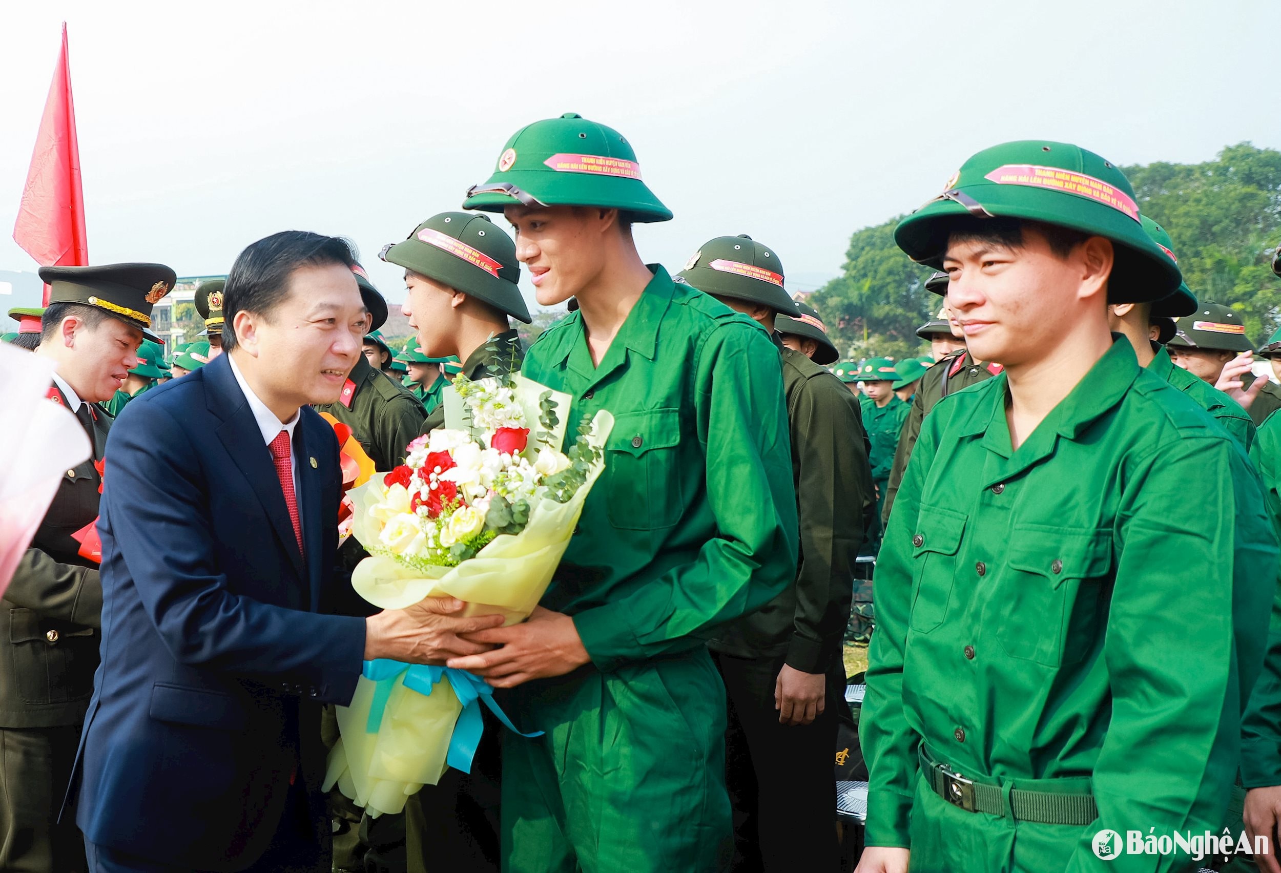 Đồng chí Lê Hồng Vinh - Phó Bí thư Tỉnh ủy, Chủ tịch UBND tỉnh, Chủ tịch Hội đồng Nghĩa vụ quân sự tỉnh tặng hoa chúc mừng các thanh niên ưu tú huyện Nam Đàn trúng tuyển nghĩa vụ quân sự. Ảnh Thành Duy