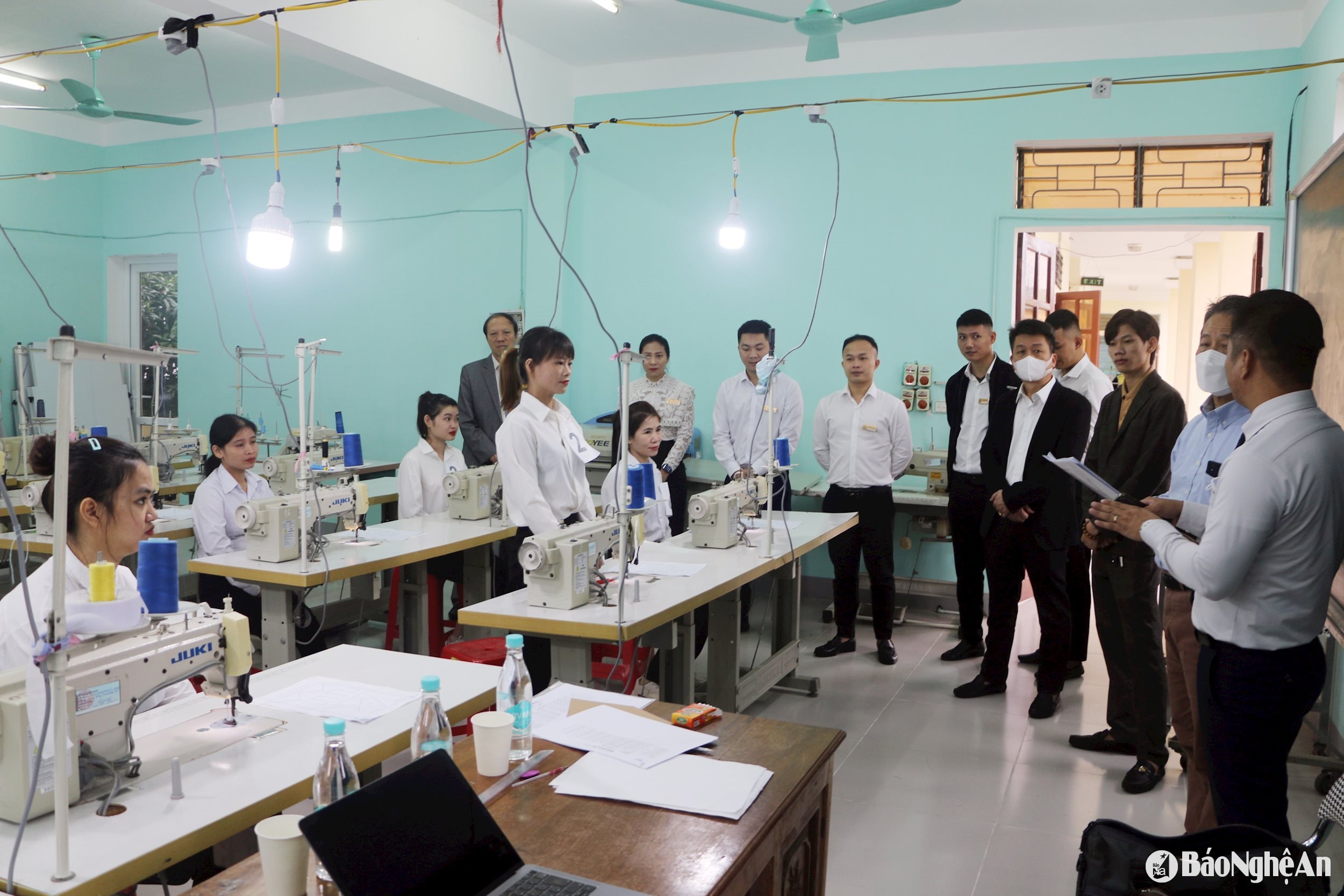 Các nhà tuyển dụng Nhật Bản sang tận cơ sở đào tạo để tuyển lao động dệt may Nghệ An nên cạnh tranh trong lĩnh vực này ngày càng gay gắt. Ảnh Nguyễn Hải