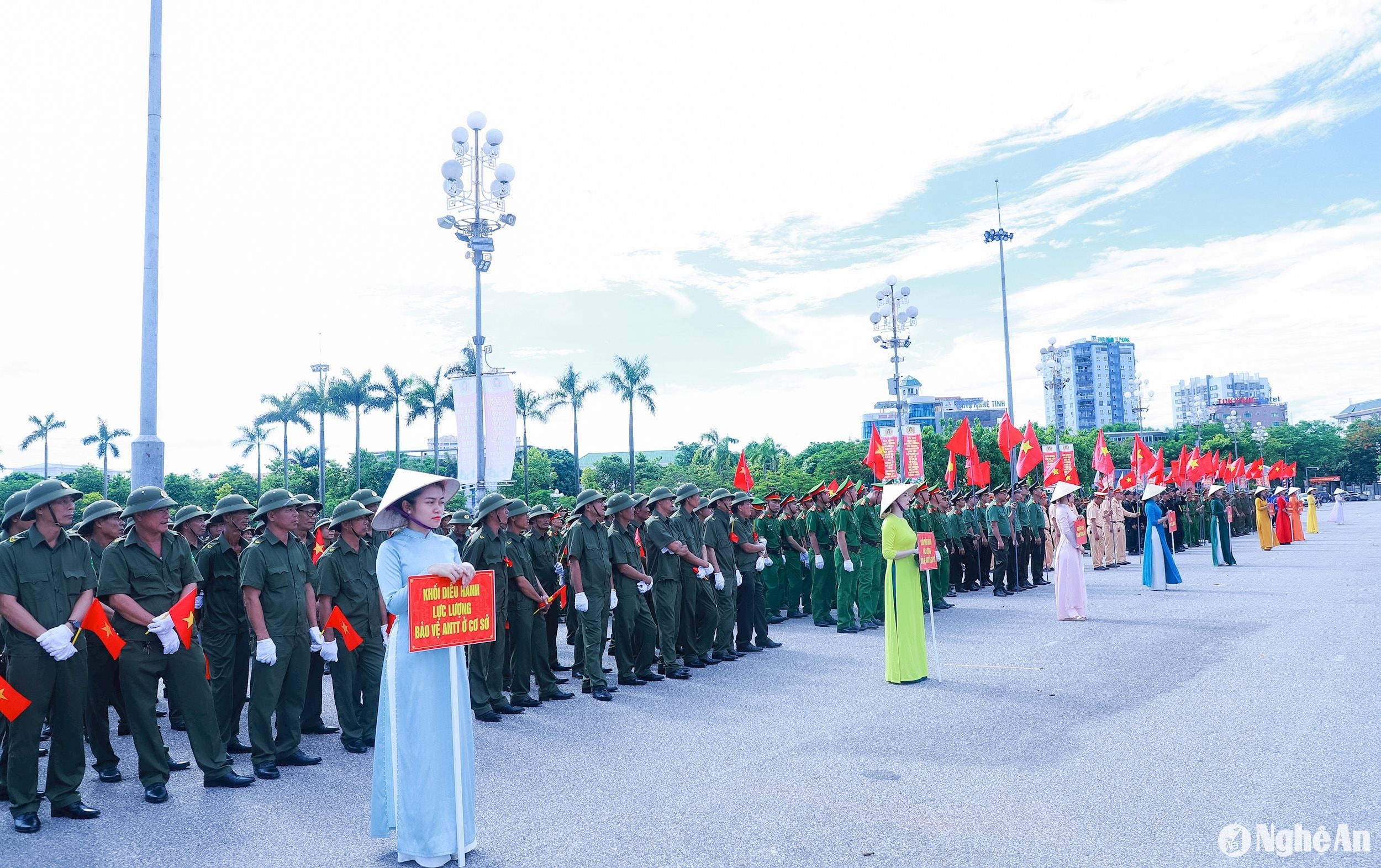 Lễ ra mắt lực lượng tham gia bảo vệ an ninh, trật tự ở cơ sở tại thành phố Vinh.Ảnh tu lieu thanh duy