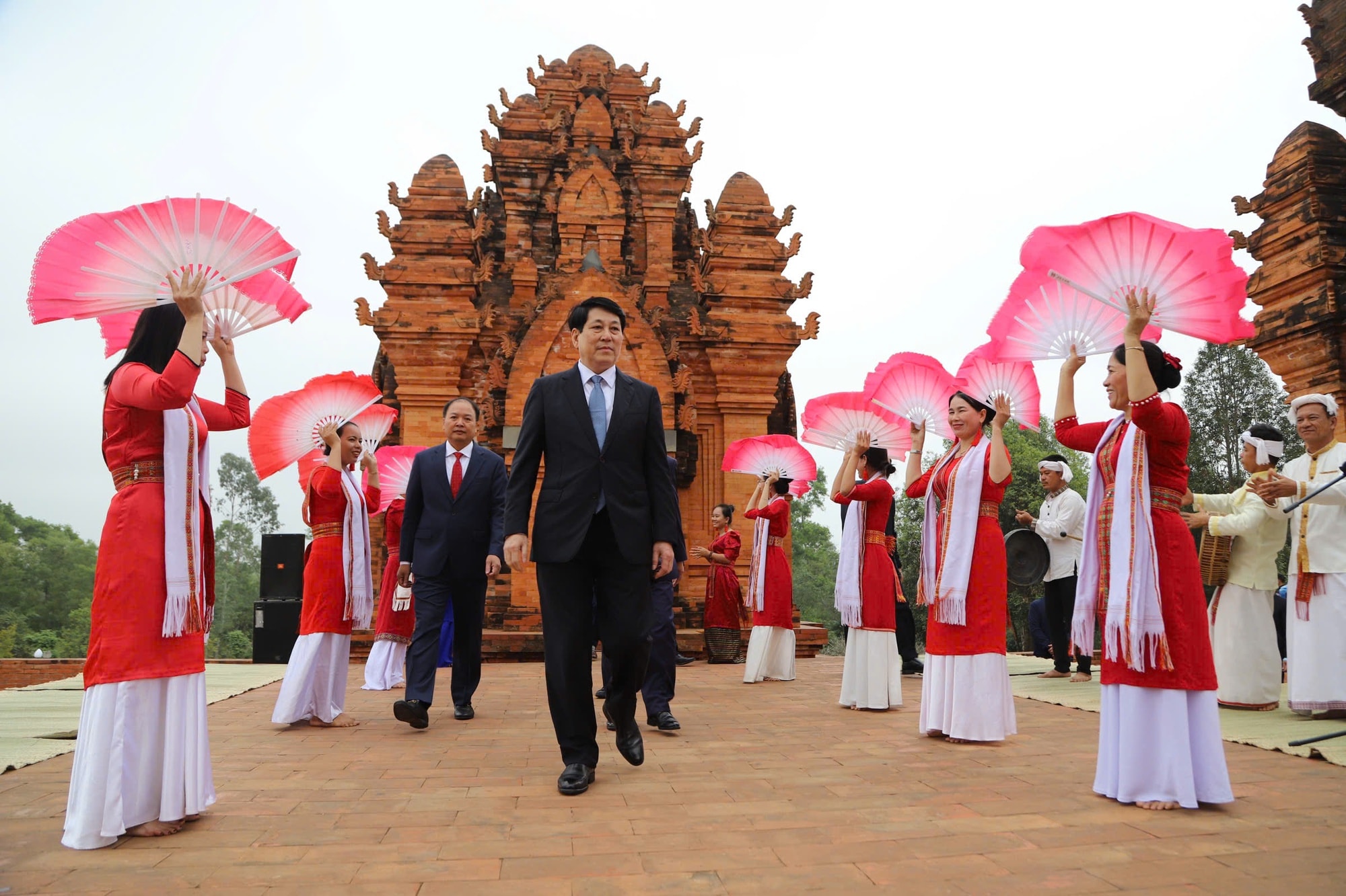 Chủ tịch nước Lương Cường tham dự lễ mở cửa tháp của người dân tộc Chăm ở vùng Nam Trung Bộ Việt Nam. Ảnh: VGP/Văn Hiền