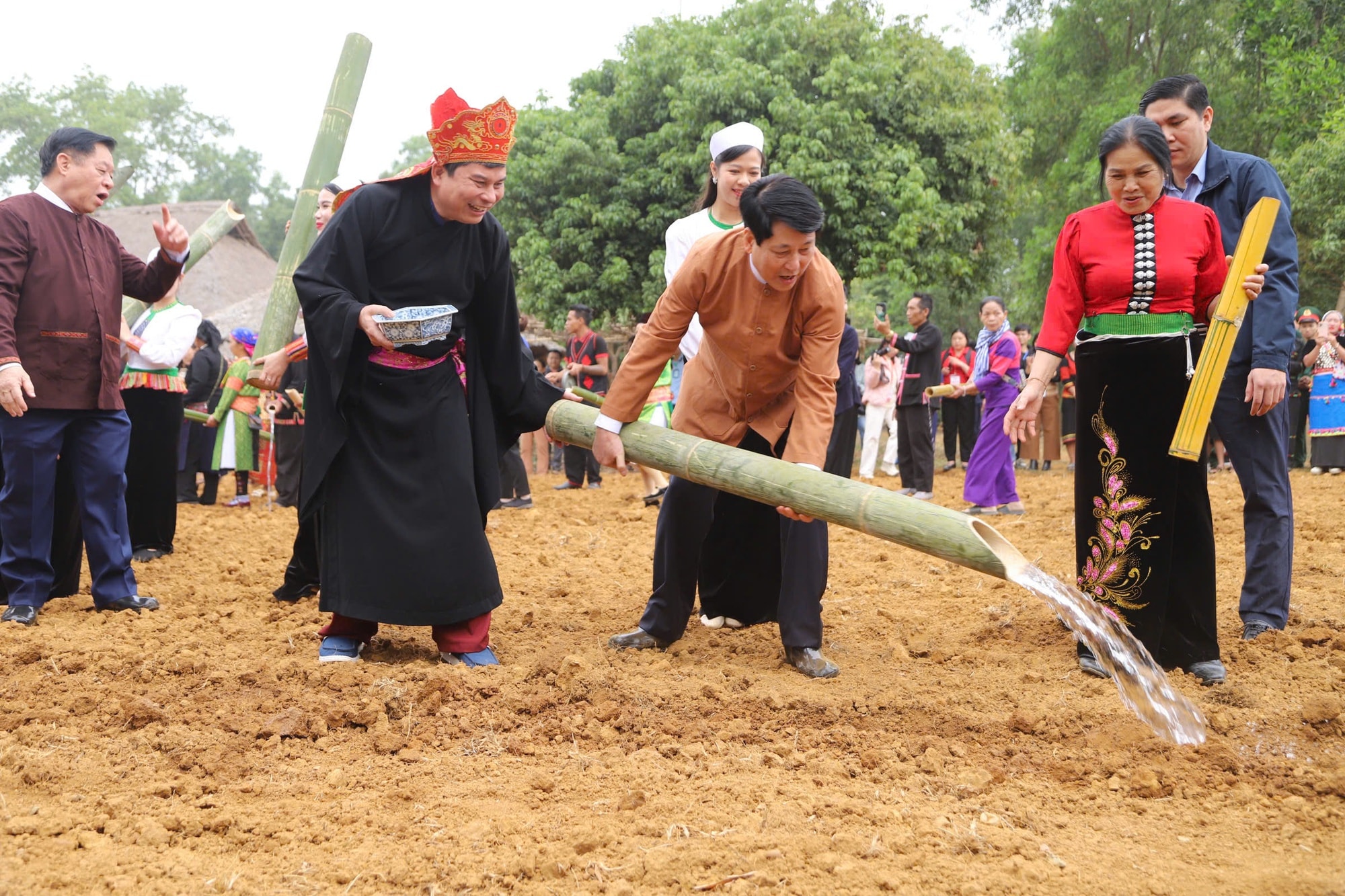 Chủ tịch nước Lương Cường cùng đồng bào thực hiện nghi thức tưới những giọt nước đầu tiên xuống đồng cho mưa thuận gió hòa, quốc thái dân an, thái bình thịnh vượng. Ảnh: VGP/ Văn Hiền