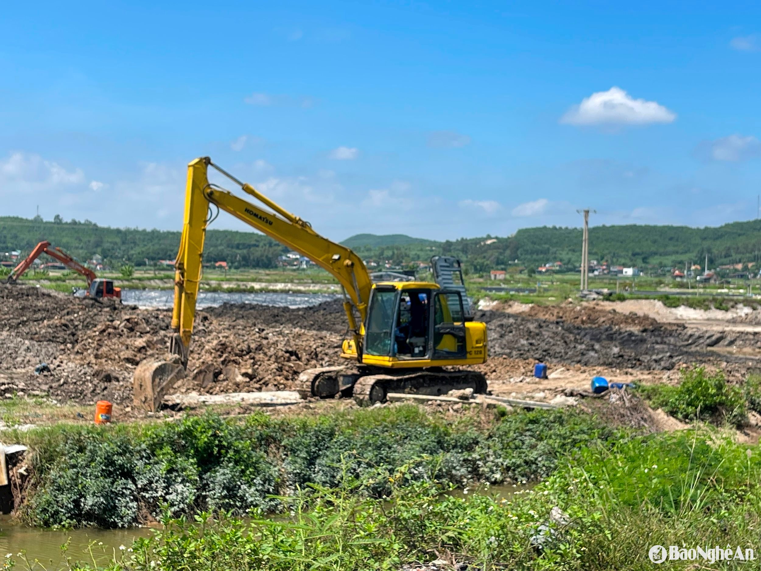  Kiểm tra chất lượng giống tại hộ anh Nguyễn Viết Bình, xã Diễn Trung, huyện Diễn Châu